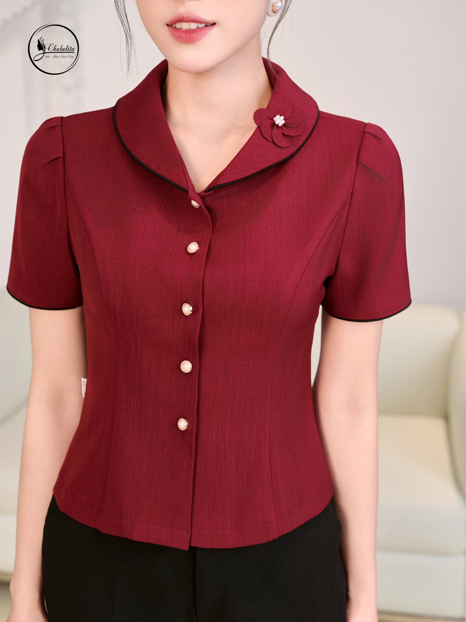 Áo sơ mi cổ sen đính hoa màu đỏ