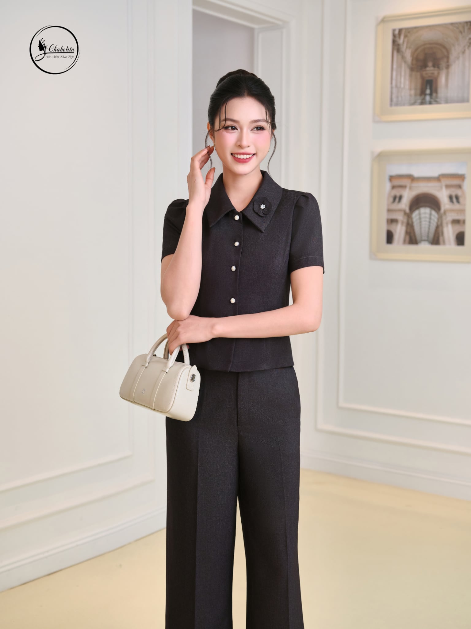 Áo sơ mi cổ đức đính hoa màu ghi