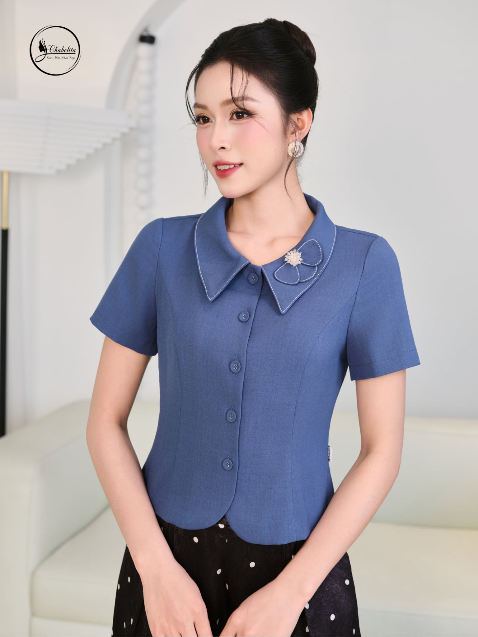 Áo sơ mi cổ sen phối viền màu xanh