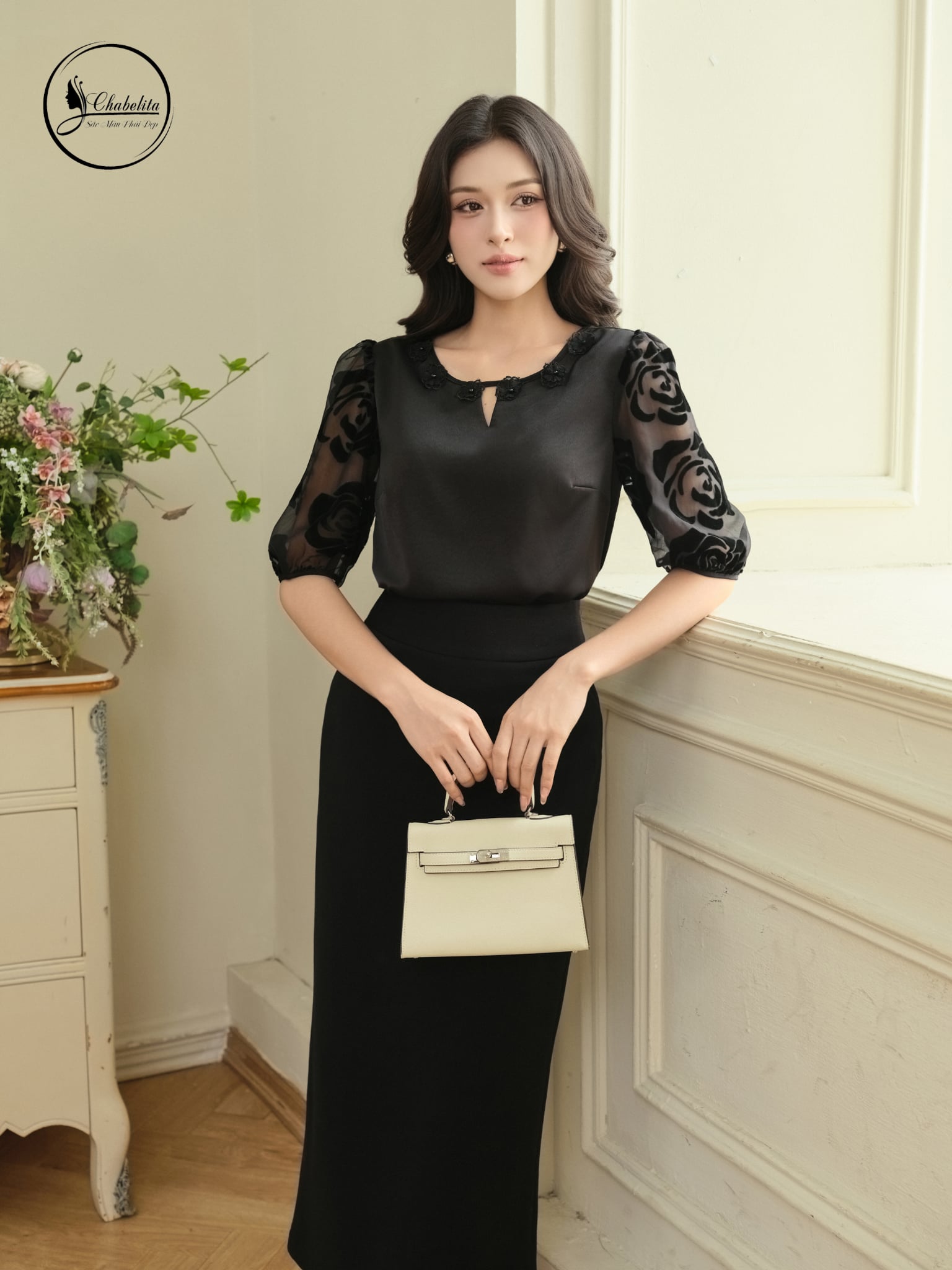 Áo sơ mi tay ren cổ tròn màu đen