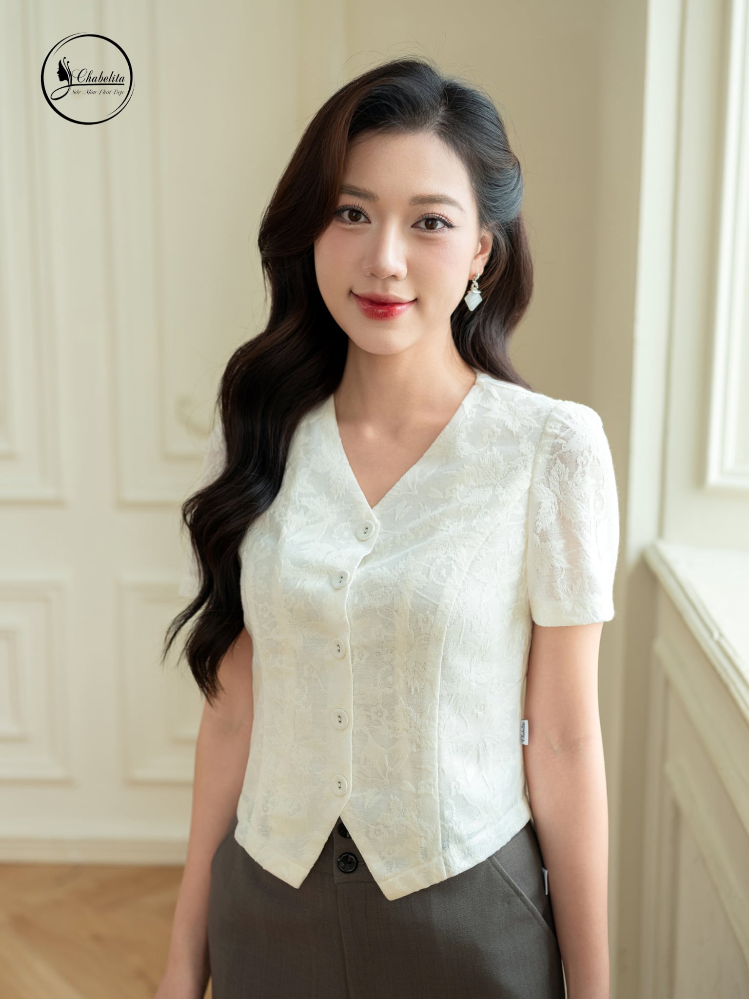 Áo sơ mi cổ tim ren trắng