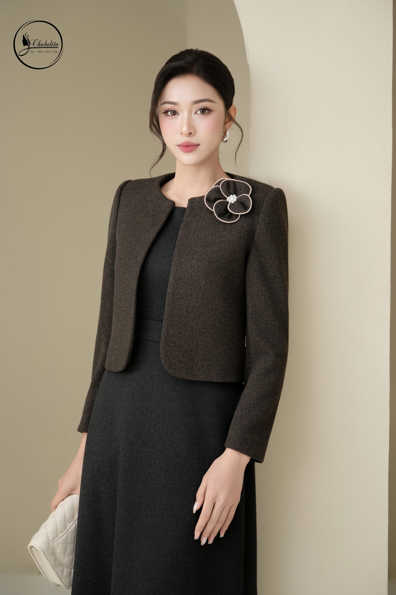 Áo vest cổ tròn đính hoa màu đen trì