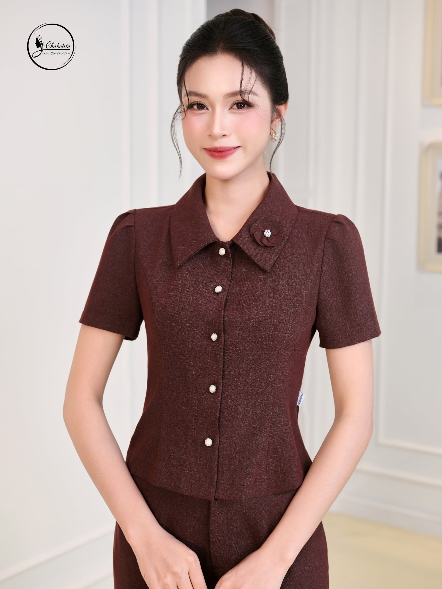 Áo sơ mi cổ đức đính hoa màu đỏ gạch