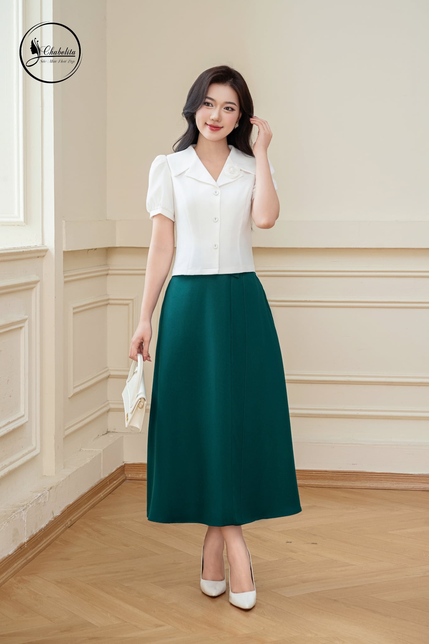 Áo sơ mi cổ vest đính hoa tay lỡ màu trắng