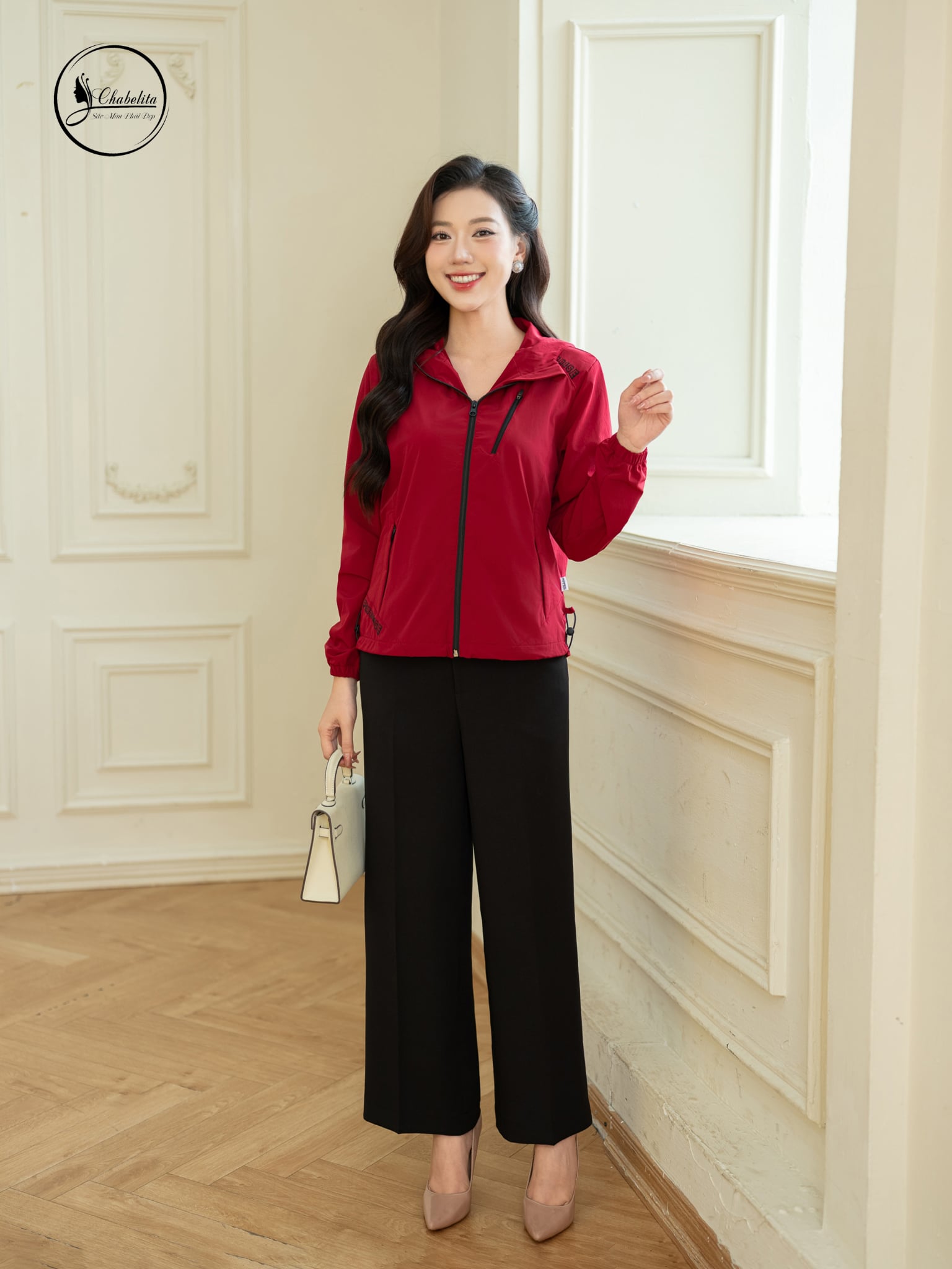 Áo khoác gió có mũ màu đỏ