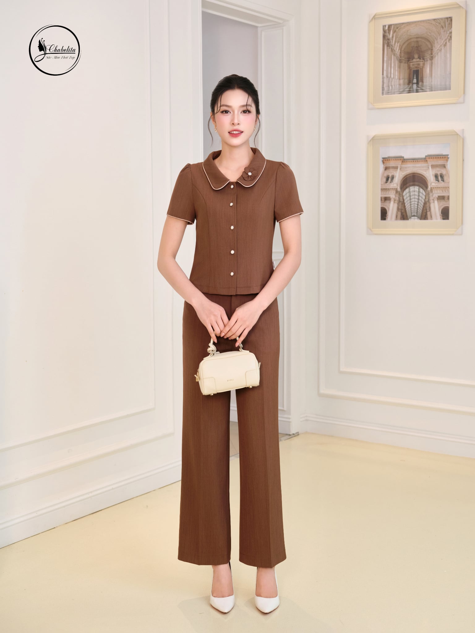 Áo sơ mi cổ sen phối viền đính hoa màu vàng