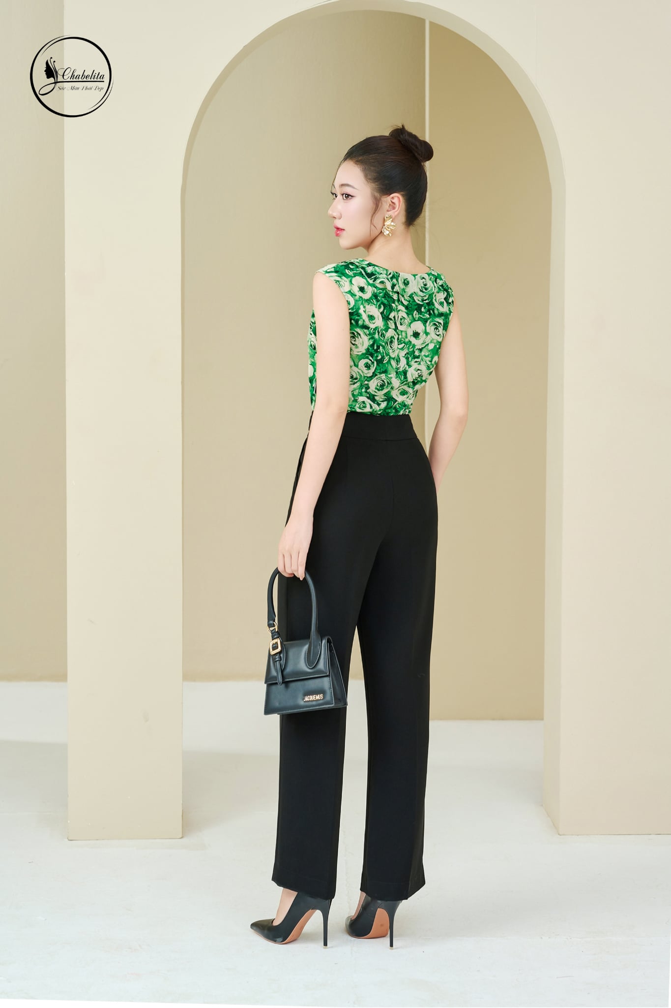 Áo sát nách cổ tròn đính hoa xanh