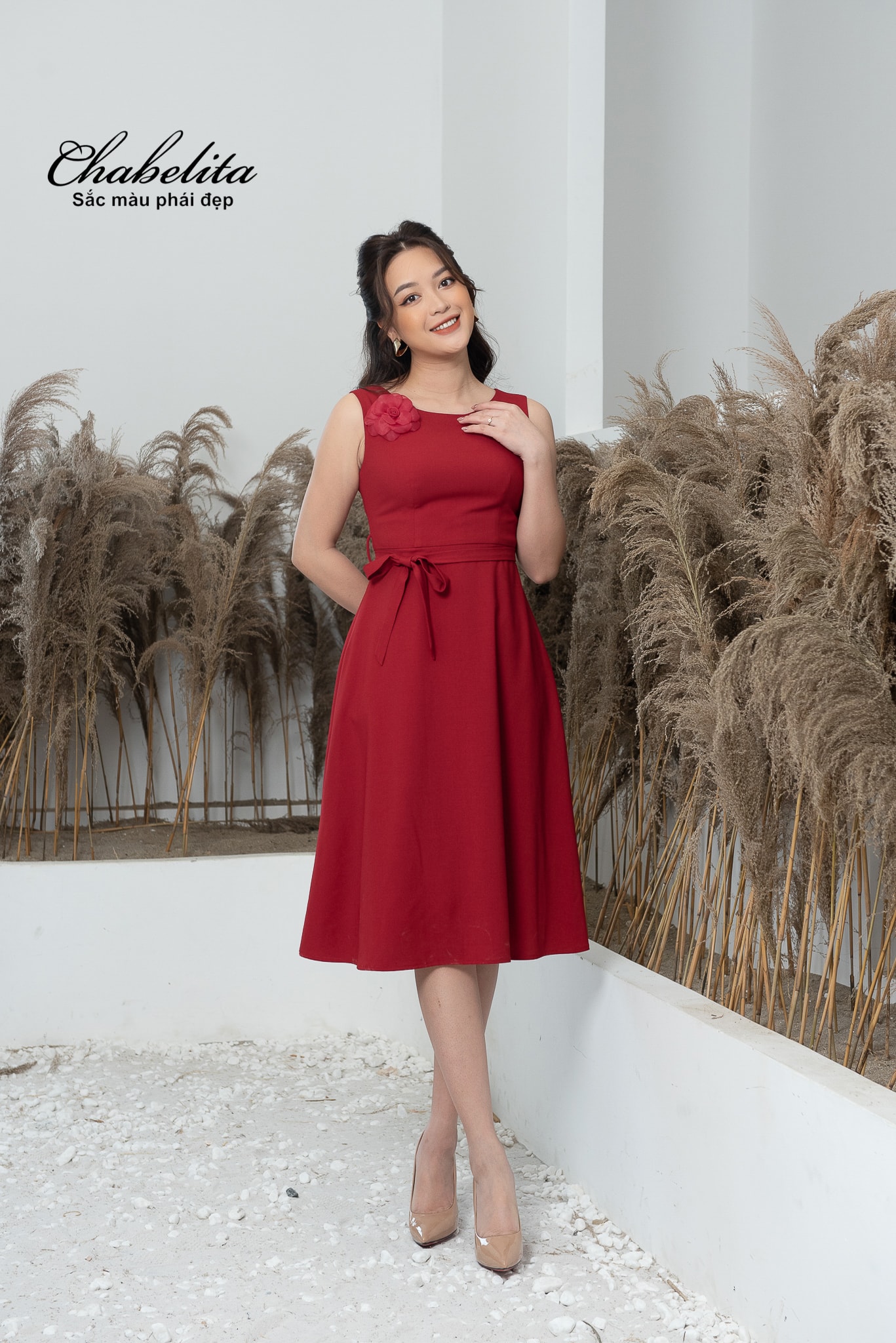 Đầm gấm xòe hoa eo màu đỏ