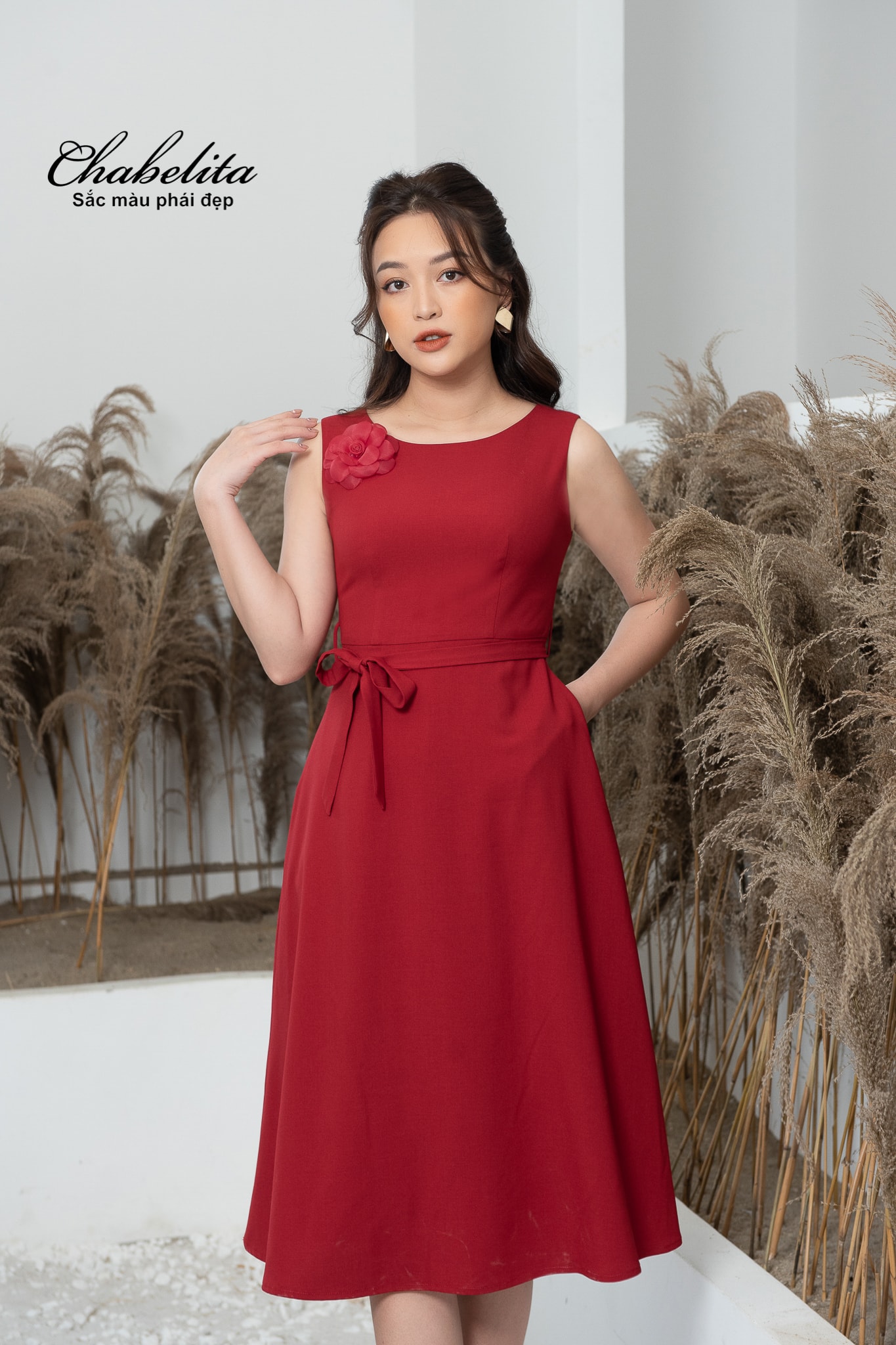 Đầm gấm xòe hoa eo màu đỏ