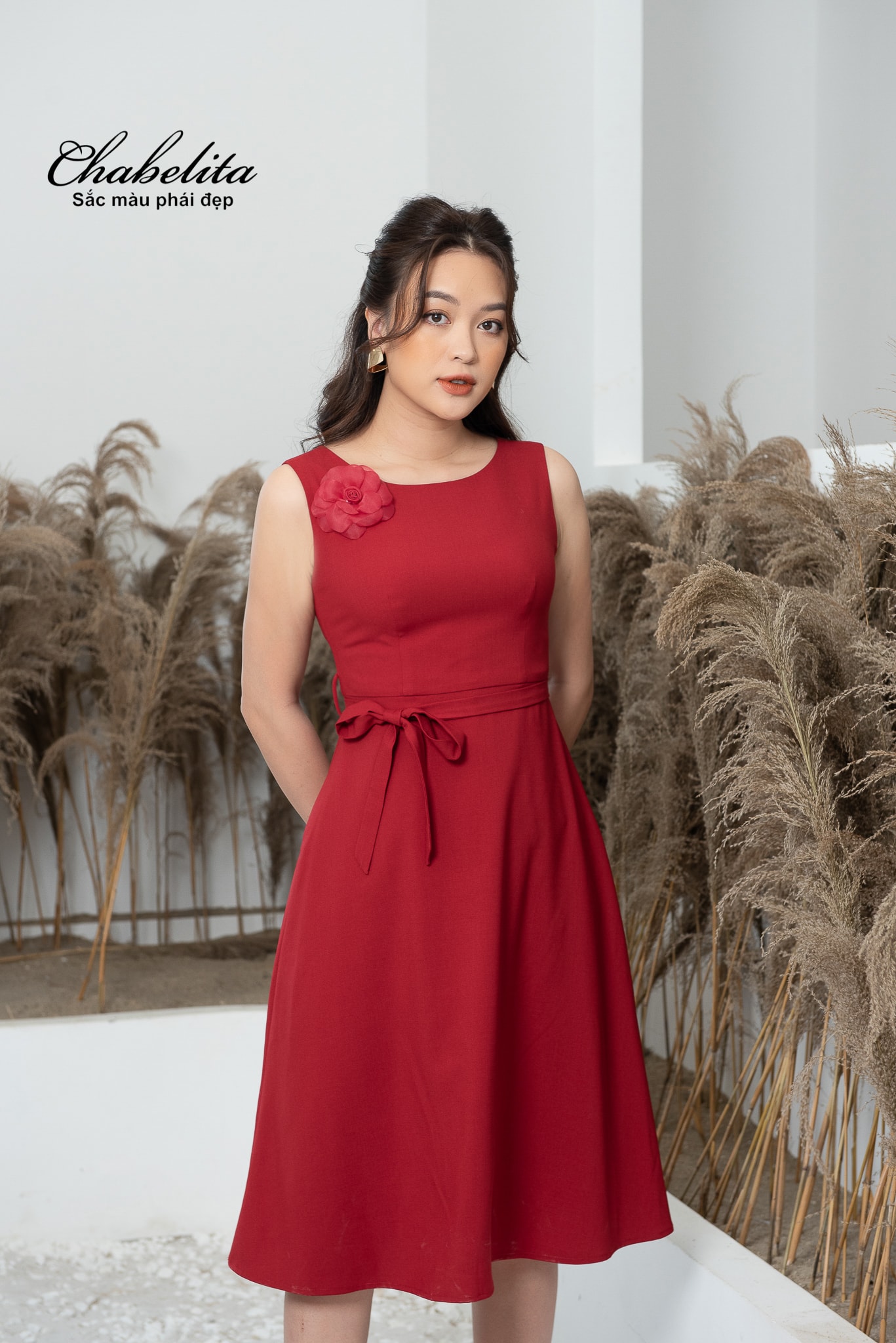 Đầm gấm xòe hoa eo màu đỏ