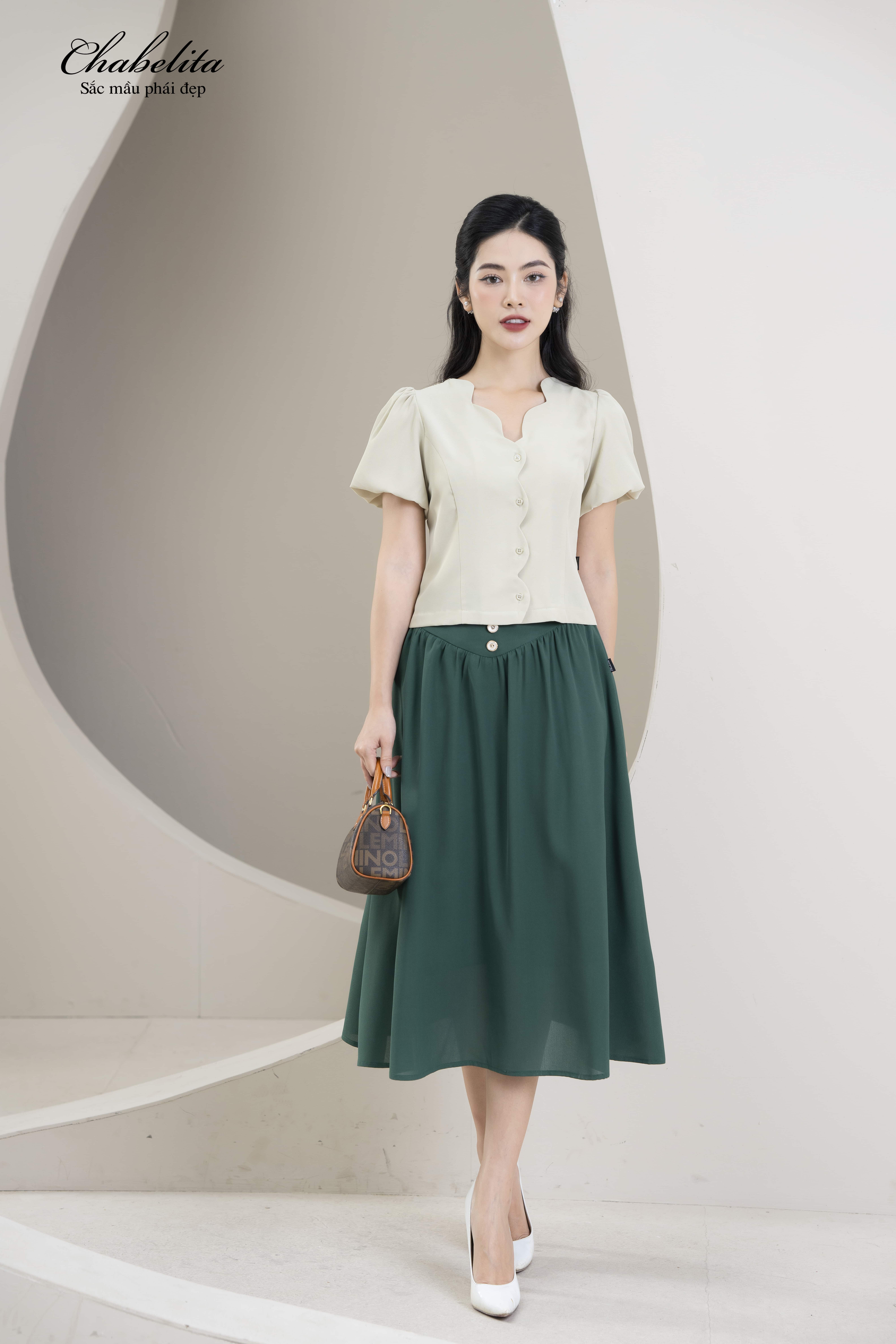 Áo cổ lượn màu xanh nhạt