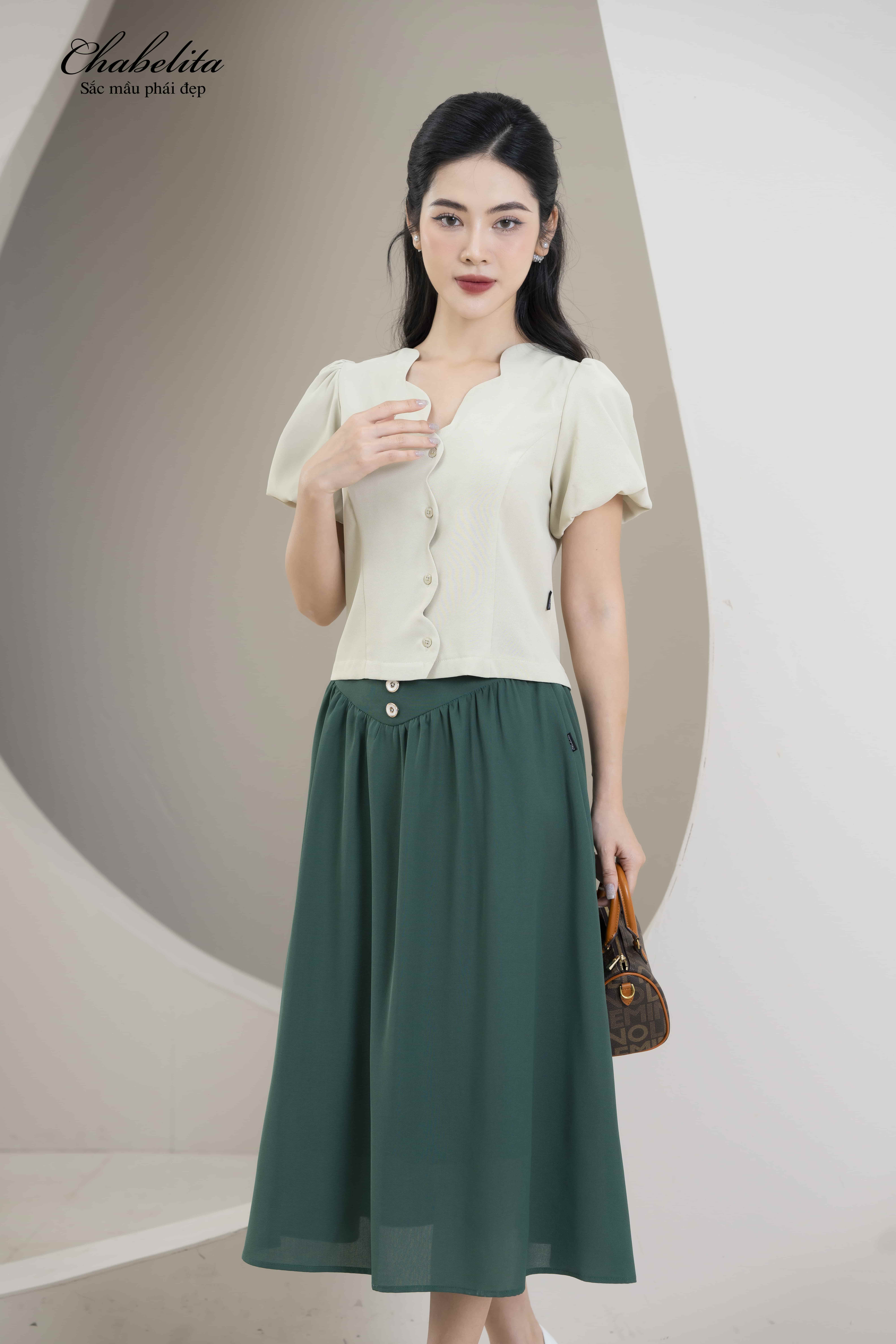 Áo cổ lượn màu xanh nhạt