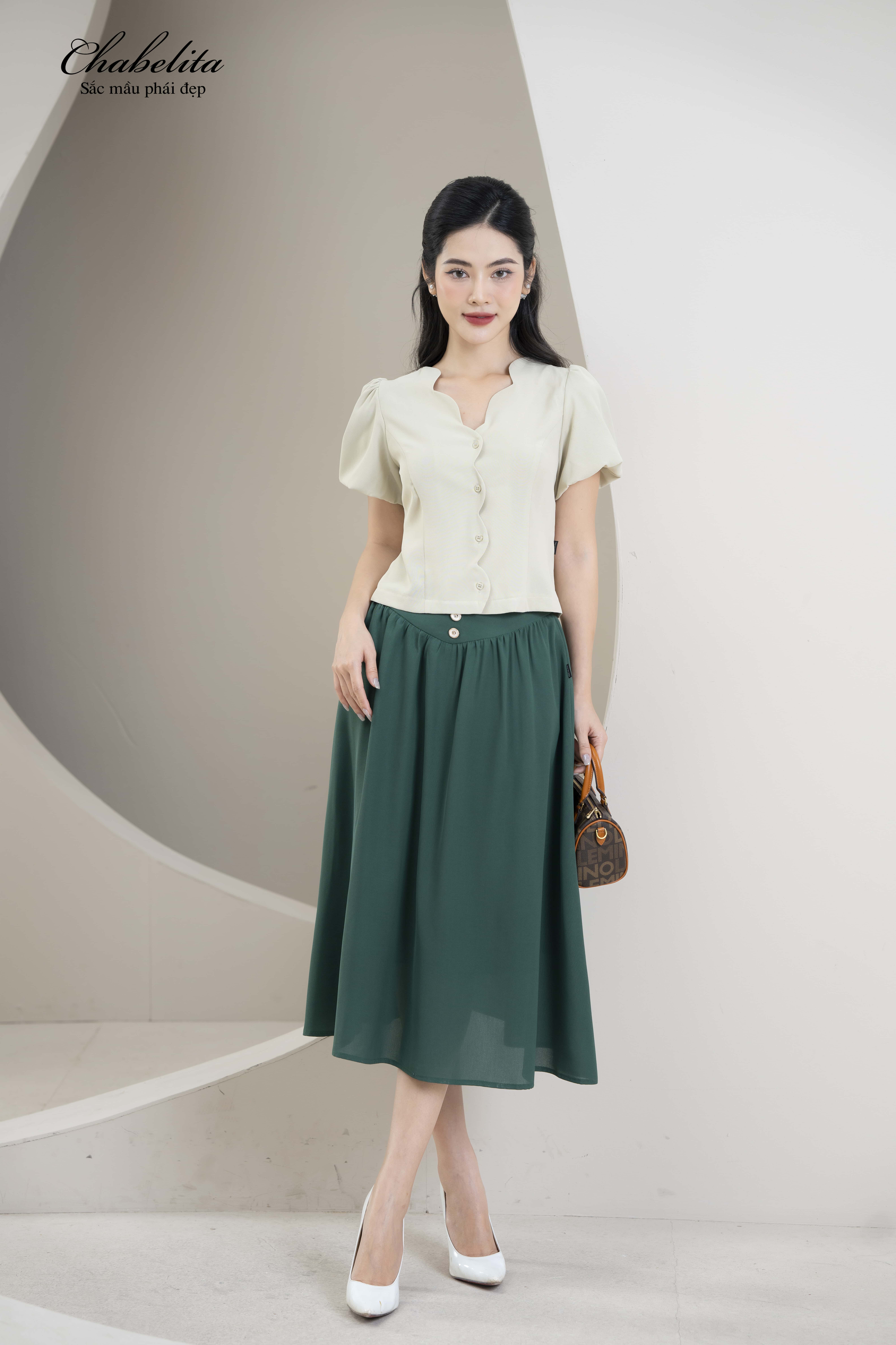 Áo cổ lượn màu xanh nhạt