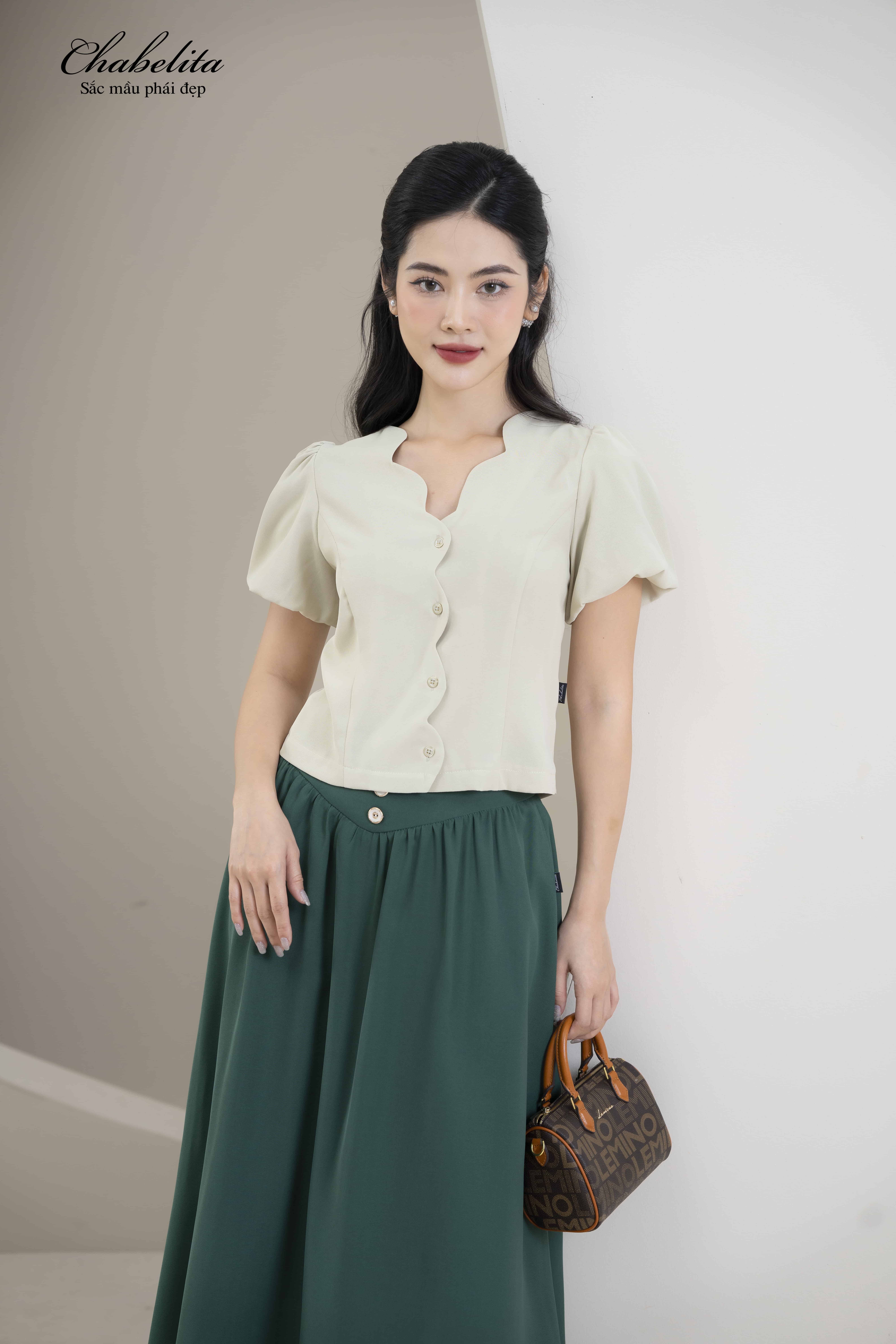 Áo cổ lượn màu xanh nhạt