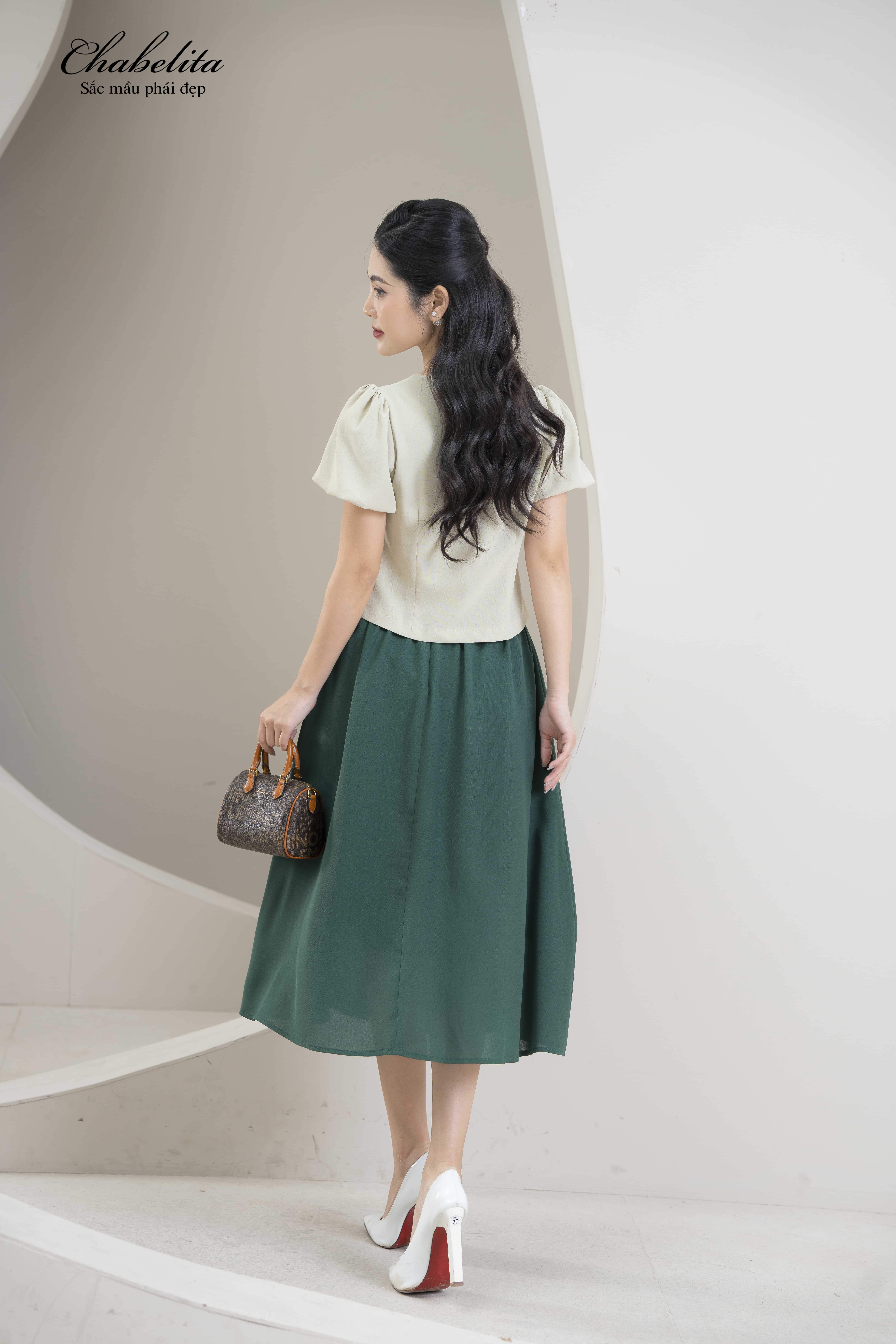 Áo cổ lượn màu xanh nhạt