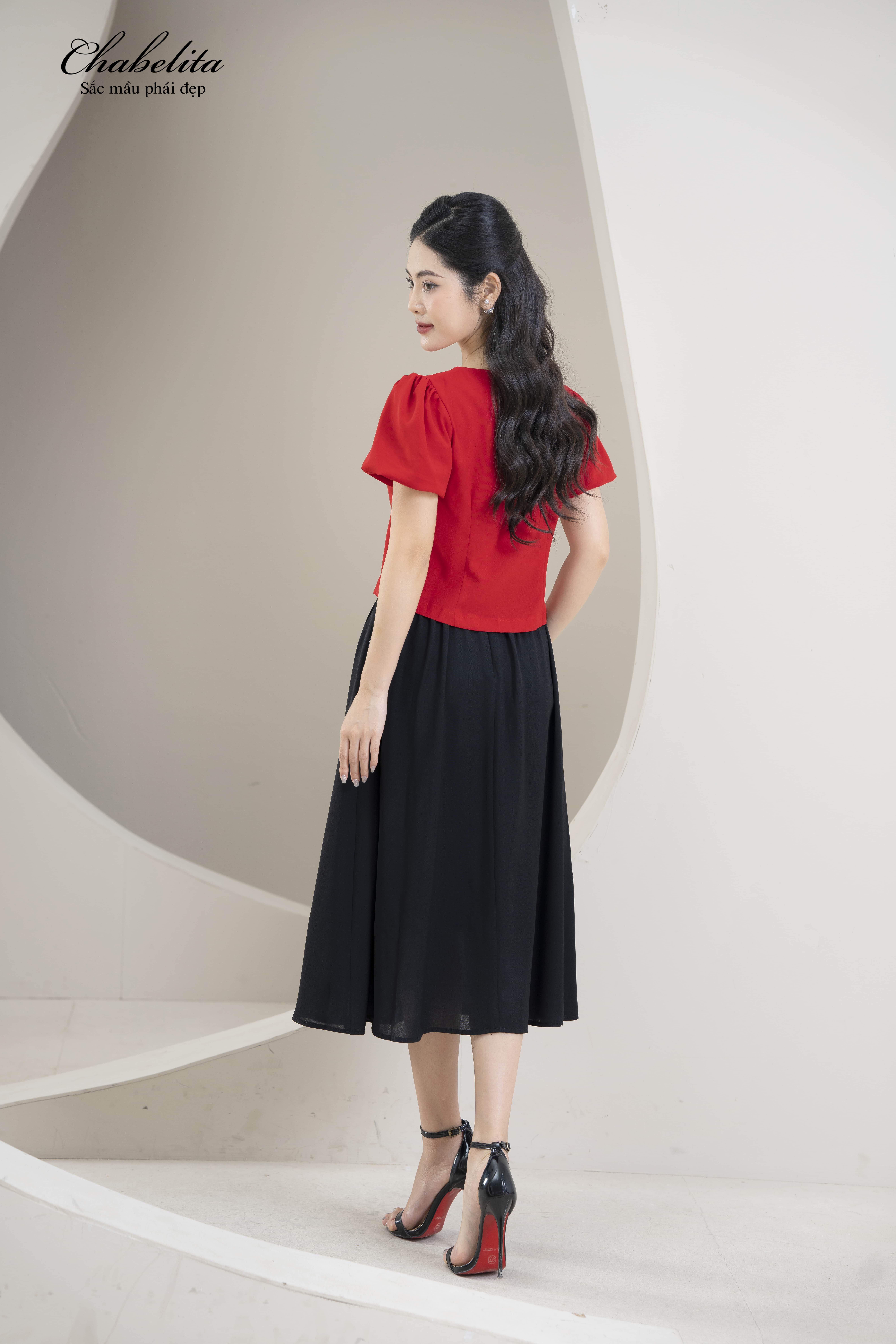 Áo cổ lướt màu đỏ