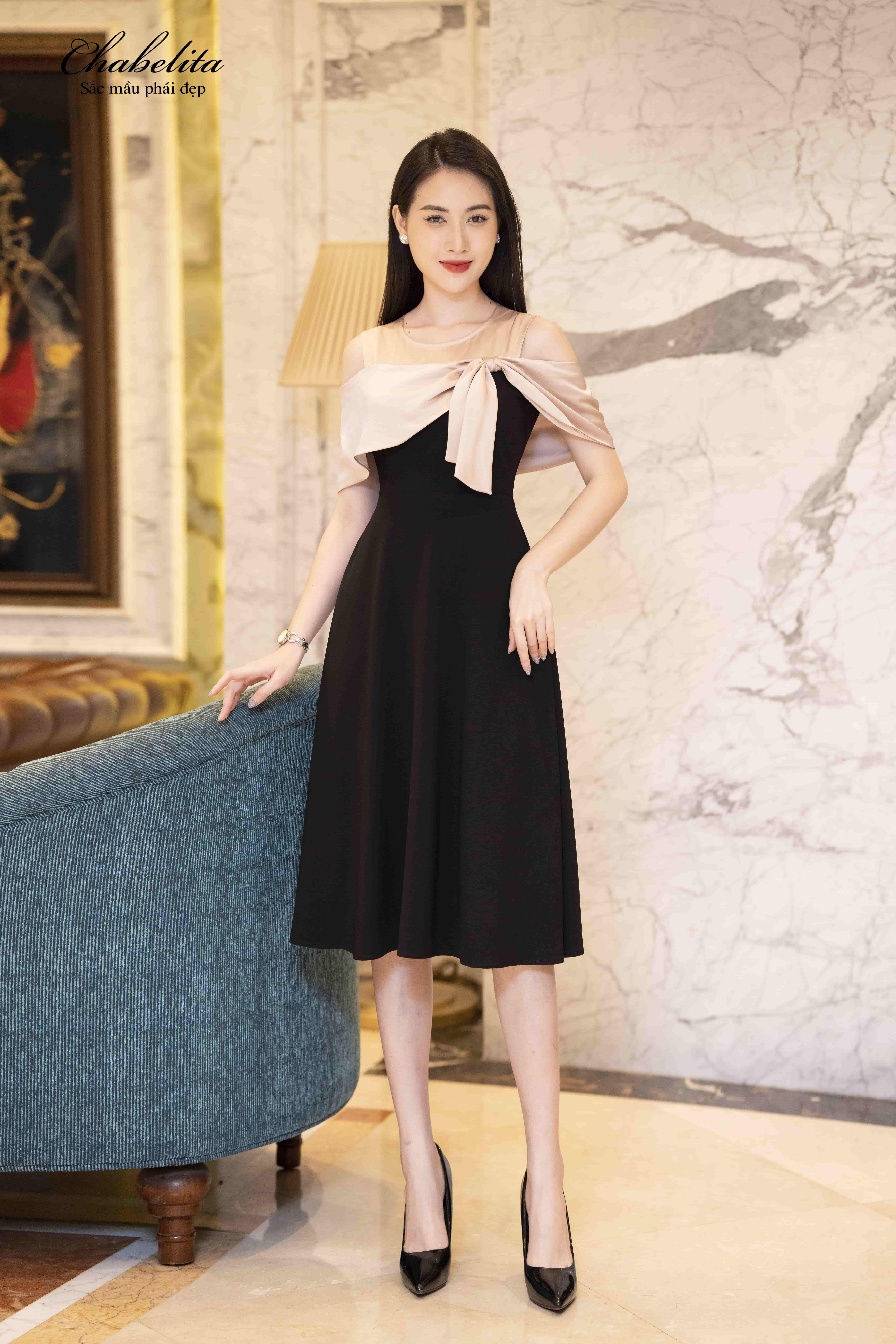 Đầm màu đen hở vai phối