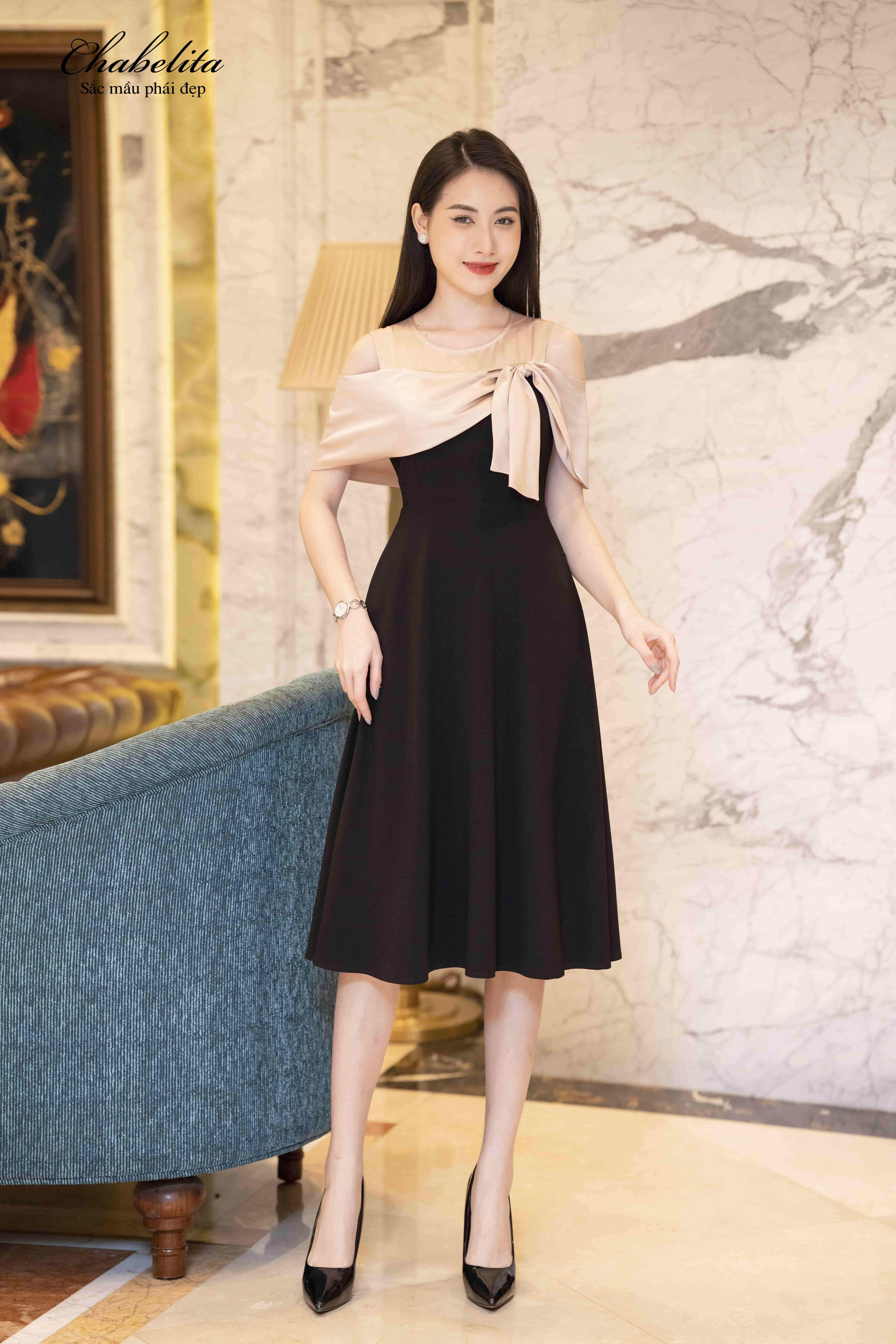 Đầm màu đen hở vai phối