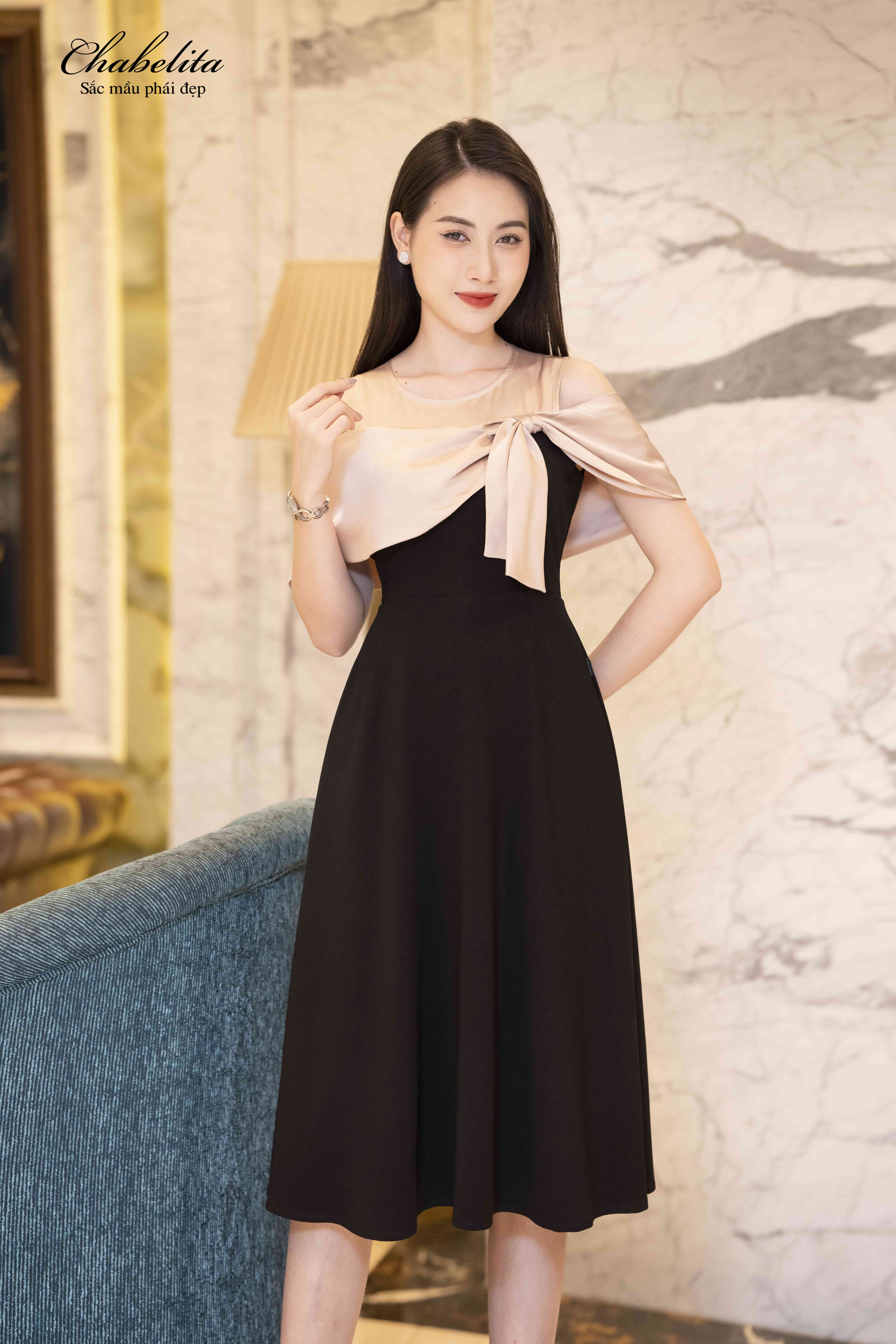 Đầm màu đen hở vai phối