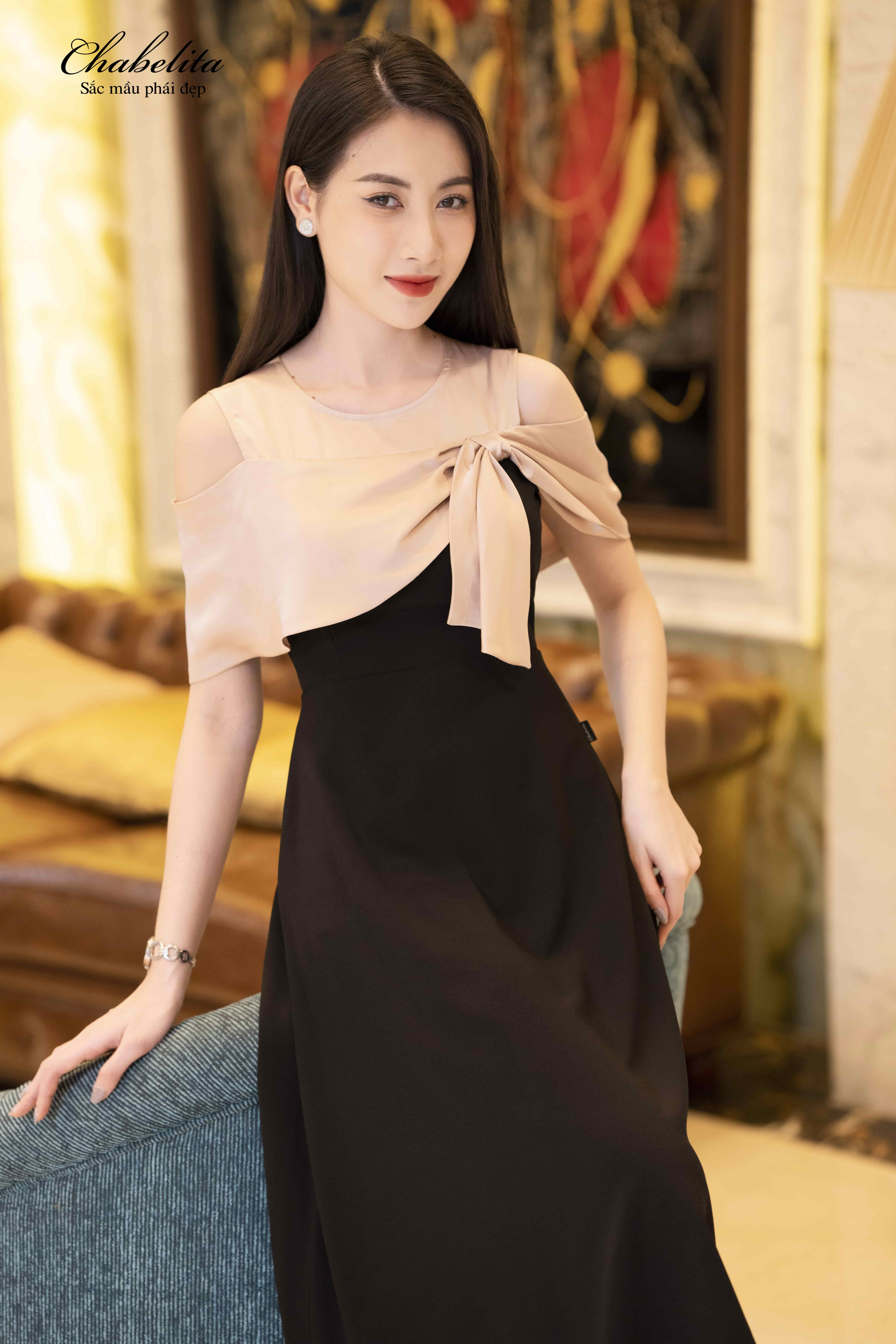 Đầm màu đen hở vai phối