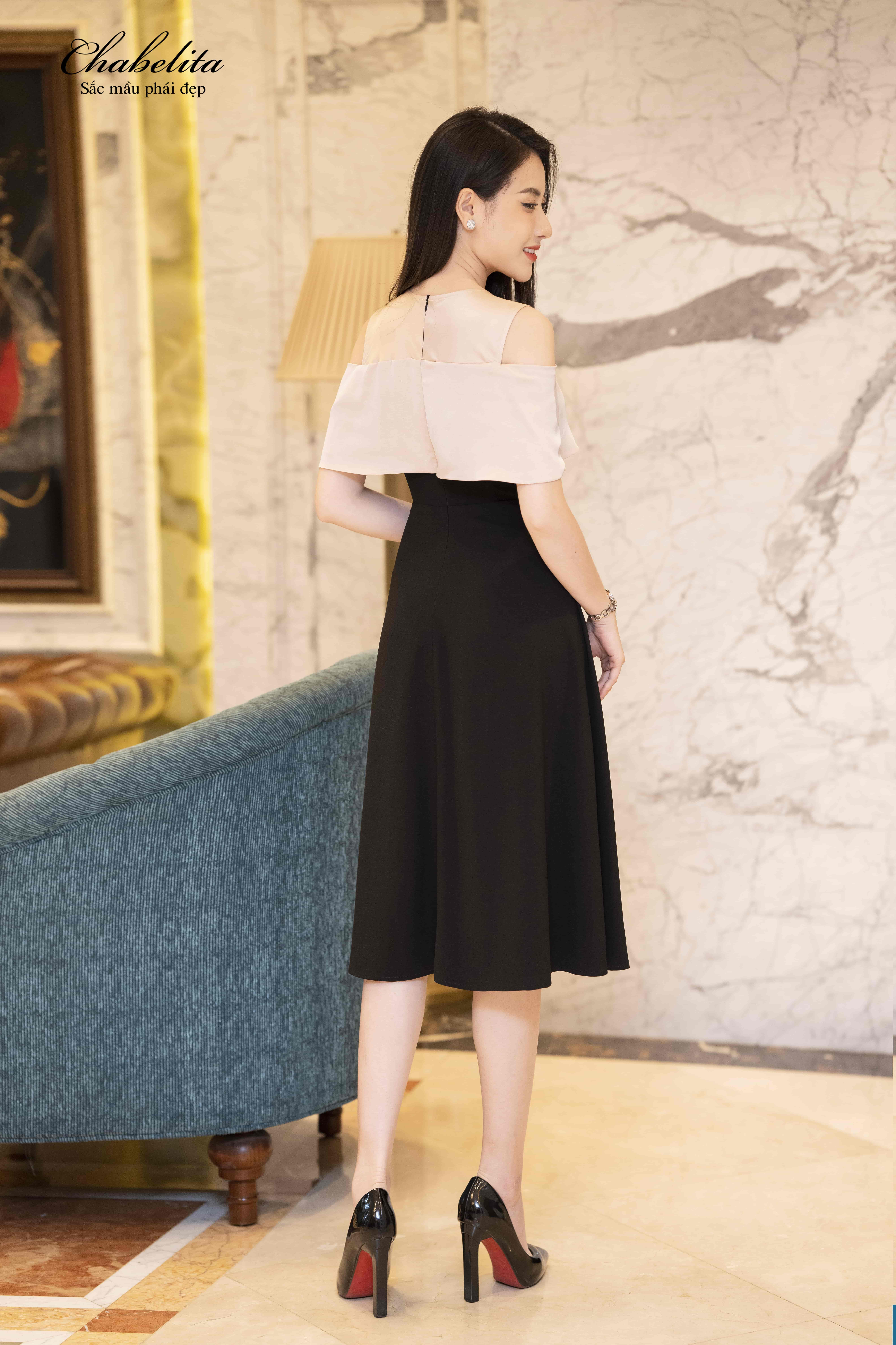 Đầm màu đen hở vai phối