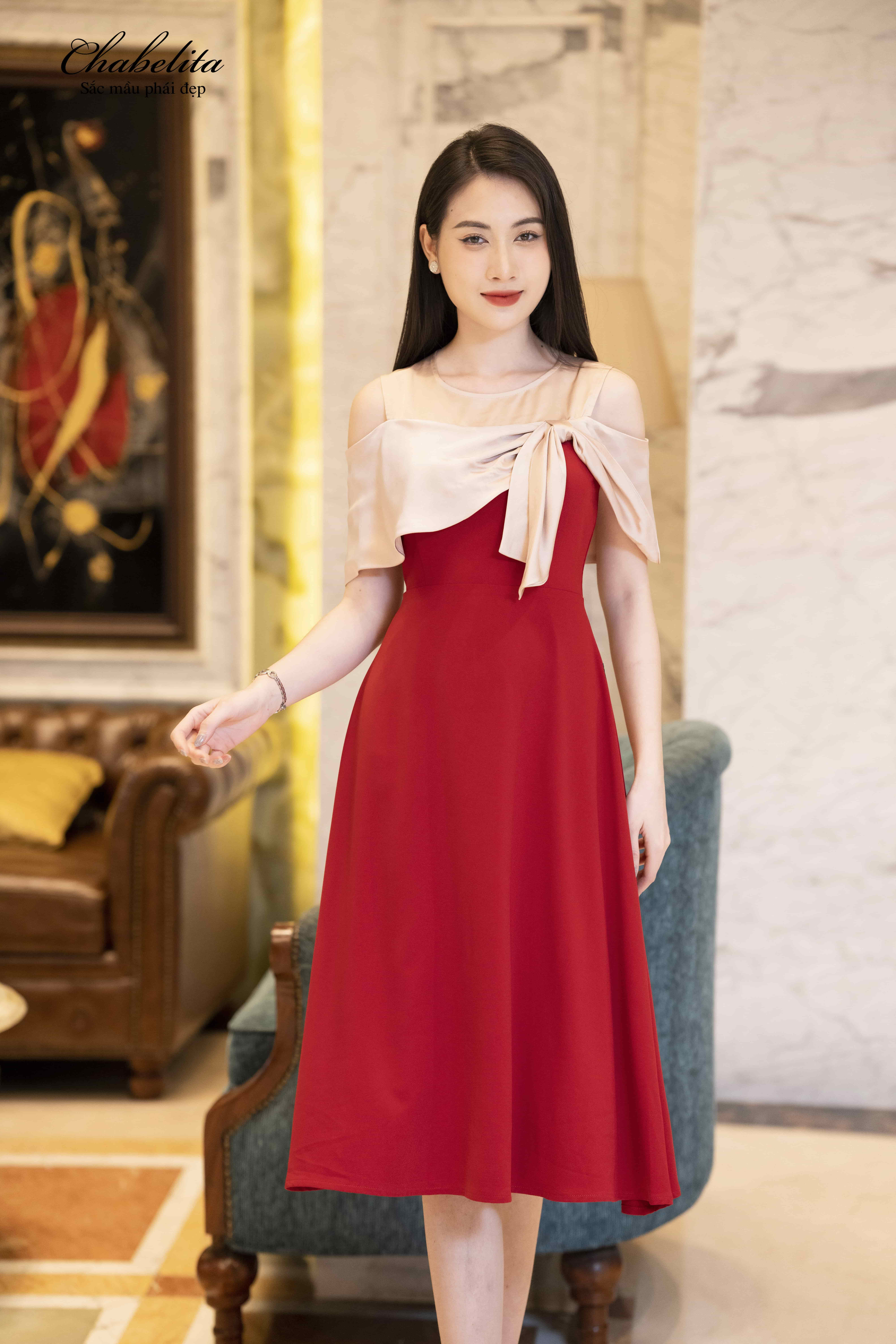 Đầm màu đỏ hở vai phối
