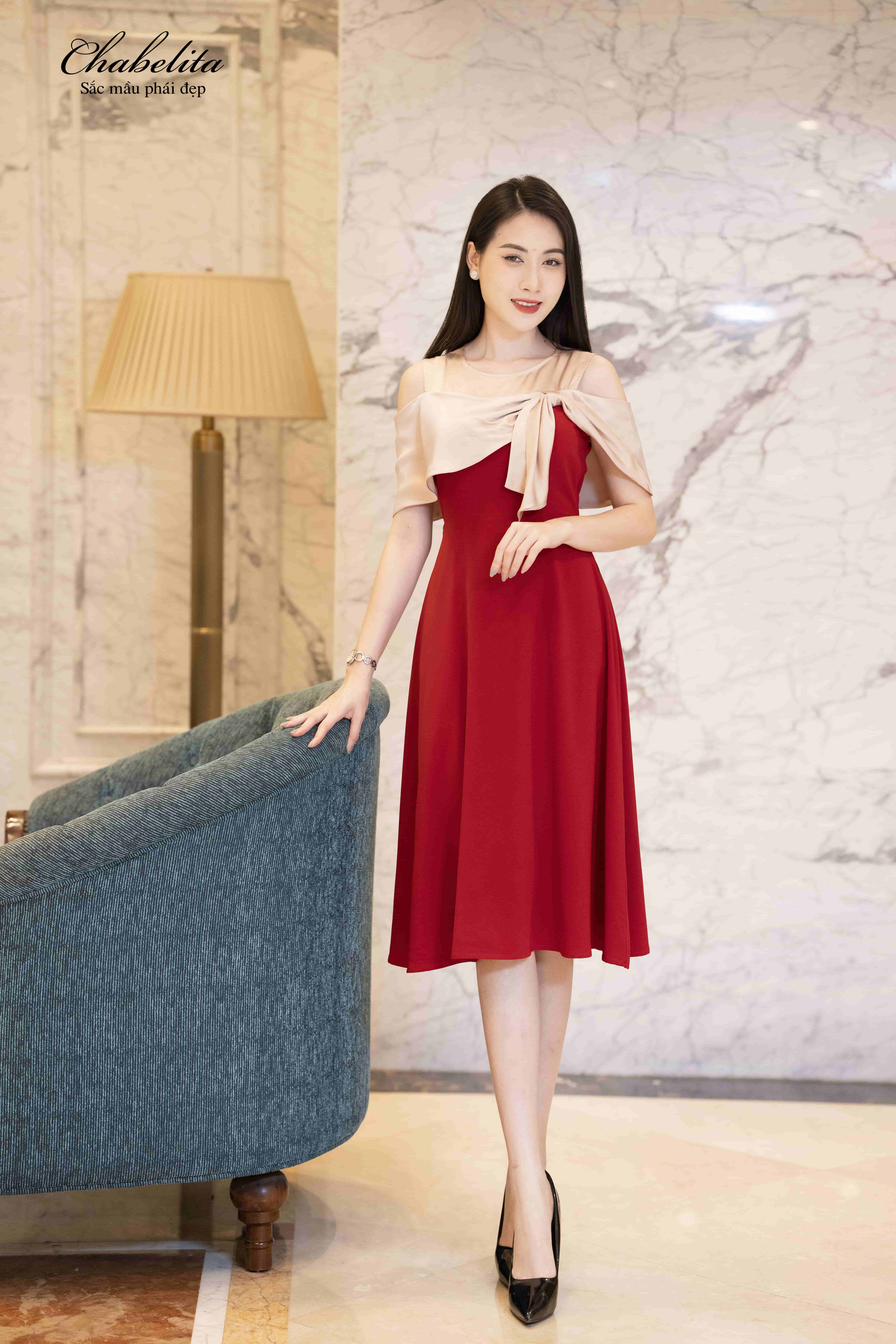 Đầm màu đỏ hở vai phối