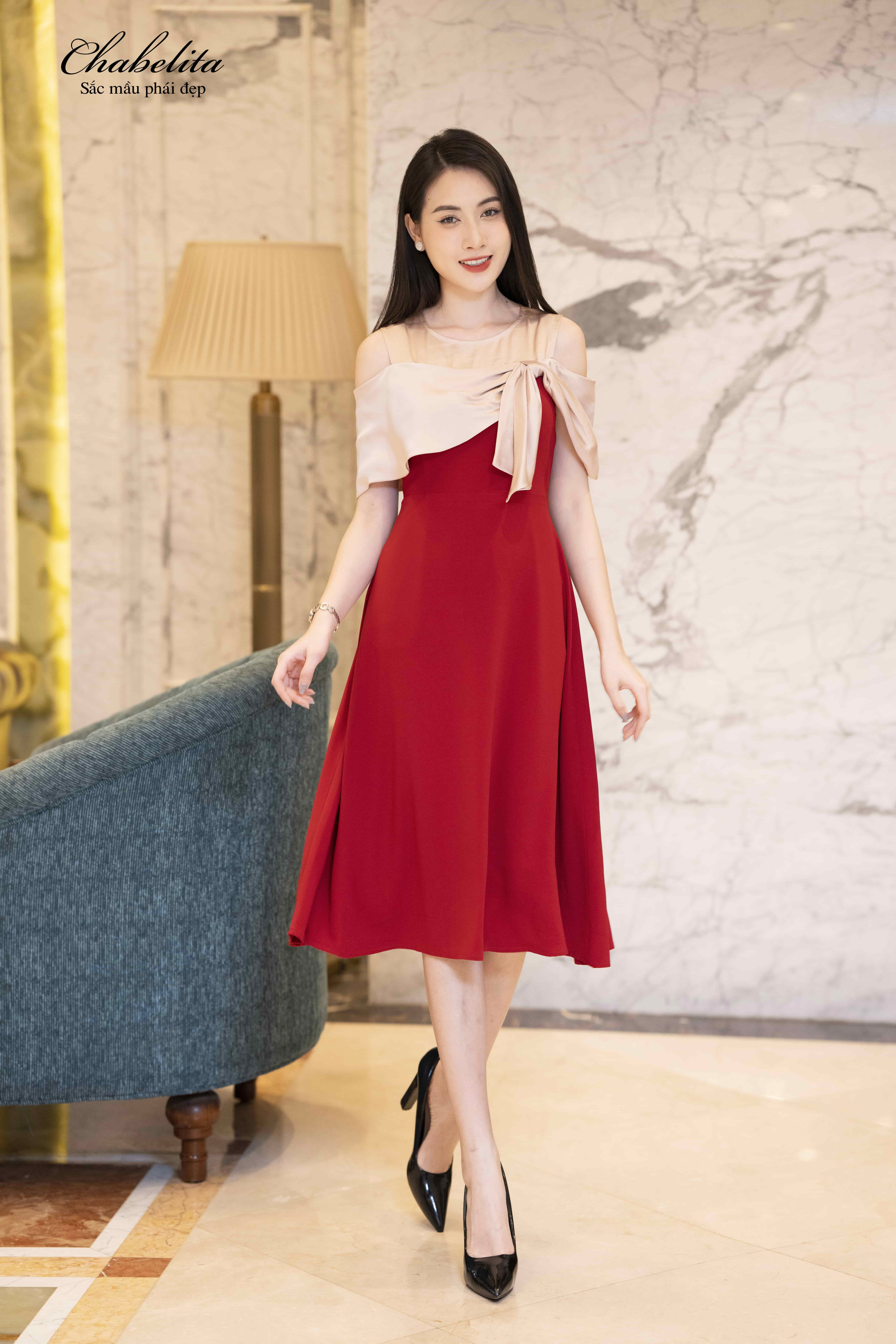 Đầm màu đỏ hở vai phối
