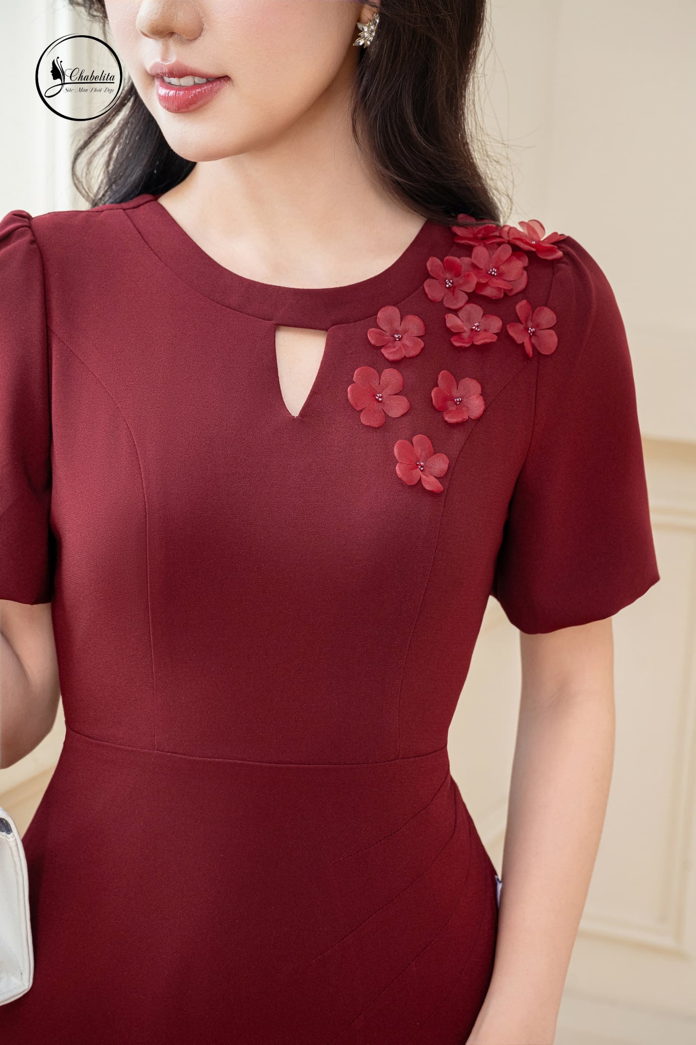 Đầm tay lỡ cổ tròn đính hoa màu đỏ đô