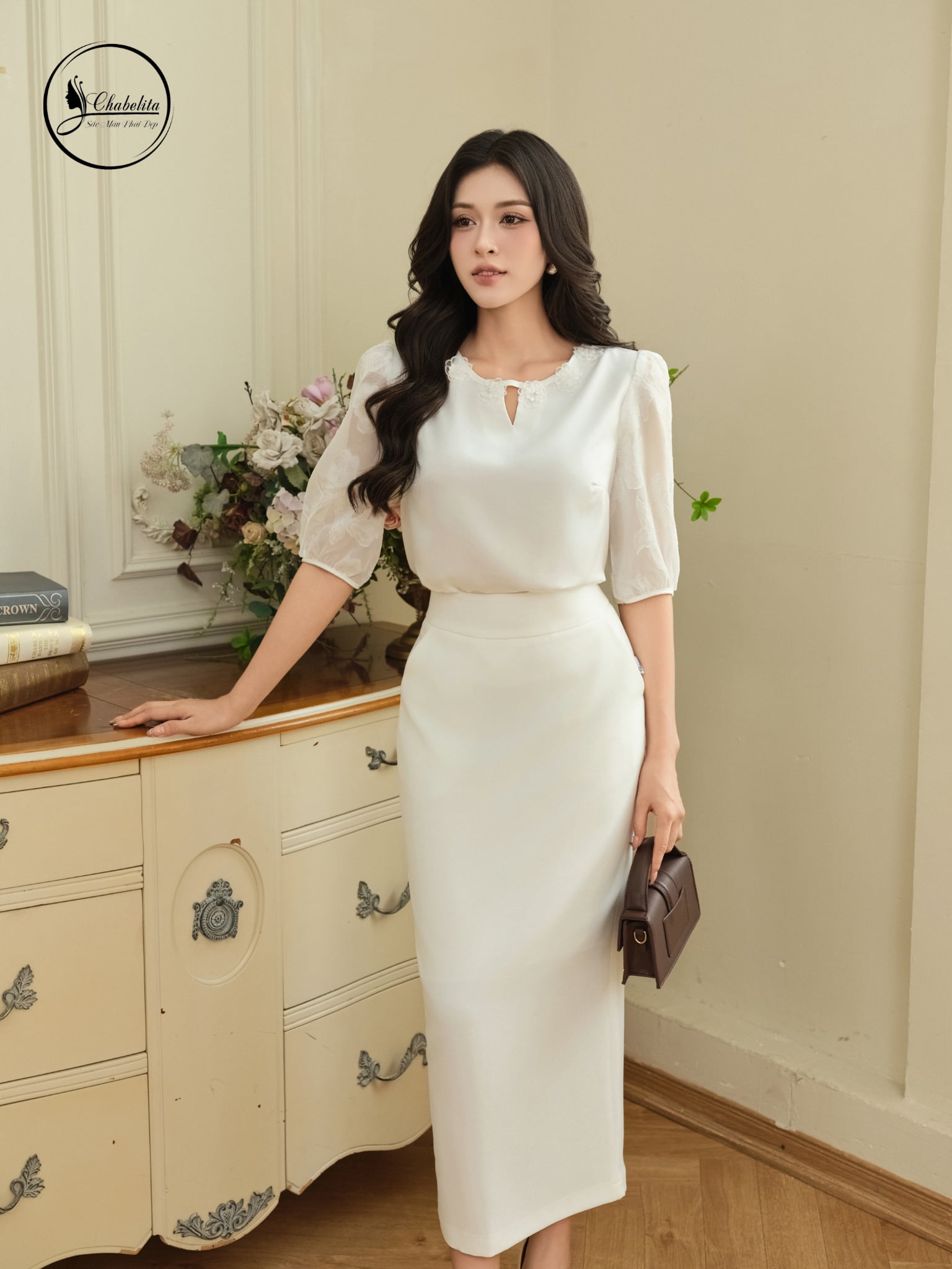 Áo sơ mi tay ren cổ tròn màu trắng