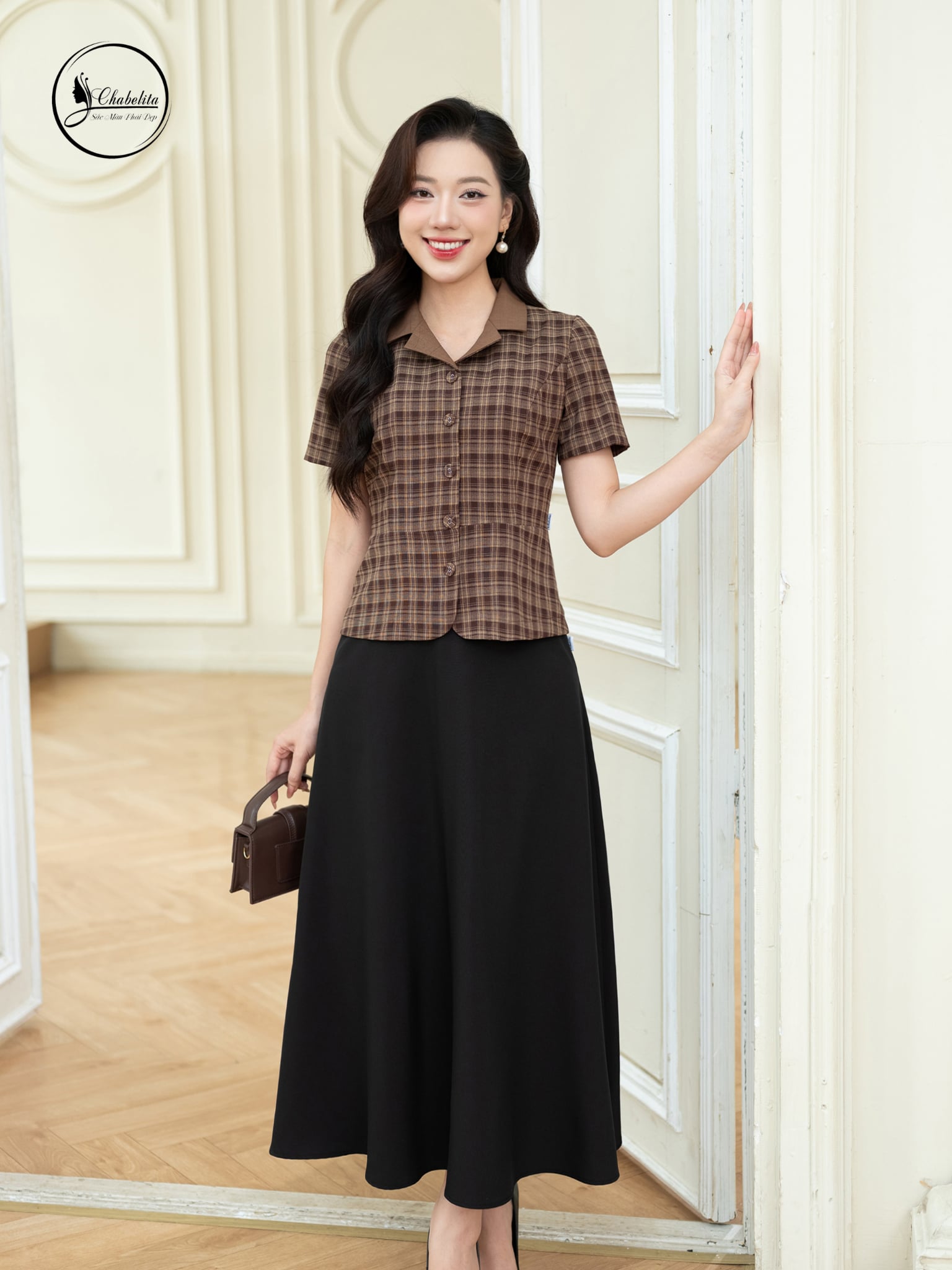 Áo sơ mi phối cổ vest kẻ đen