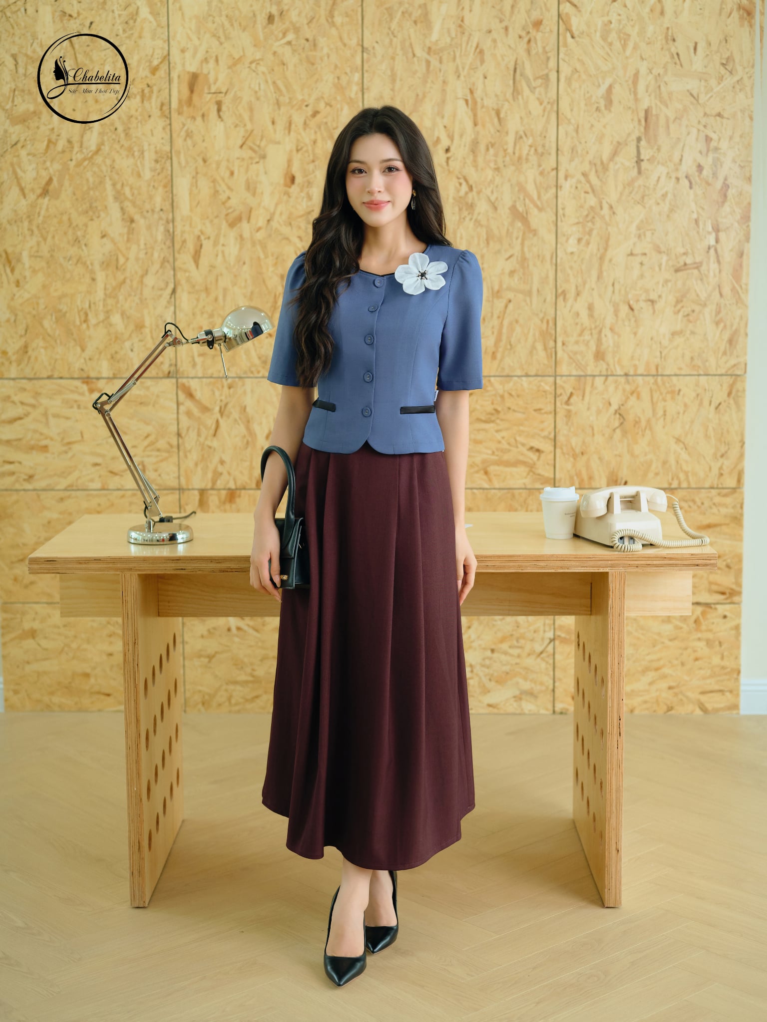 Áo sơ mi tay lỡ cổ tròn đính hoa màu xanh