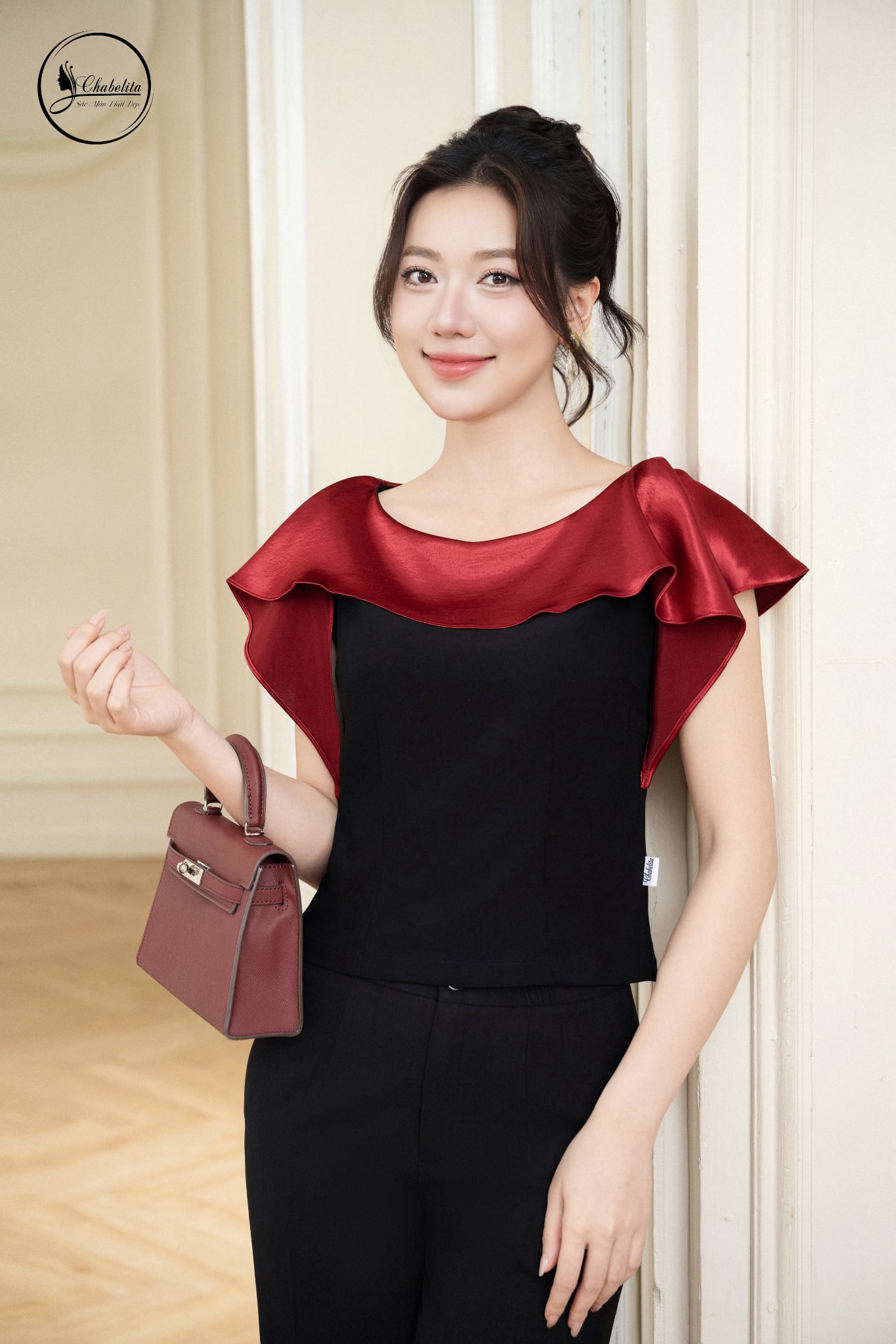 Áo cổ tròn phối màu đỏ