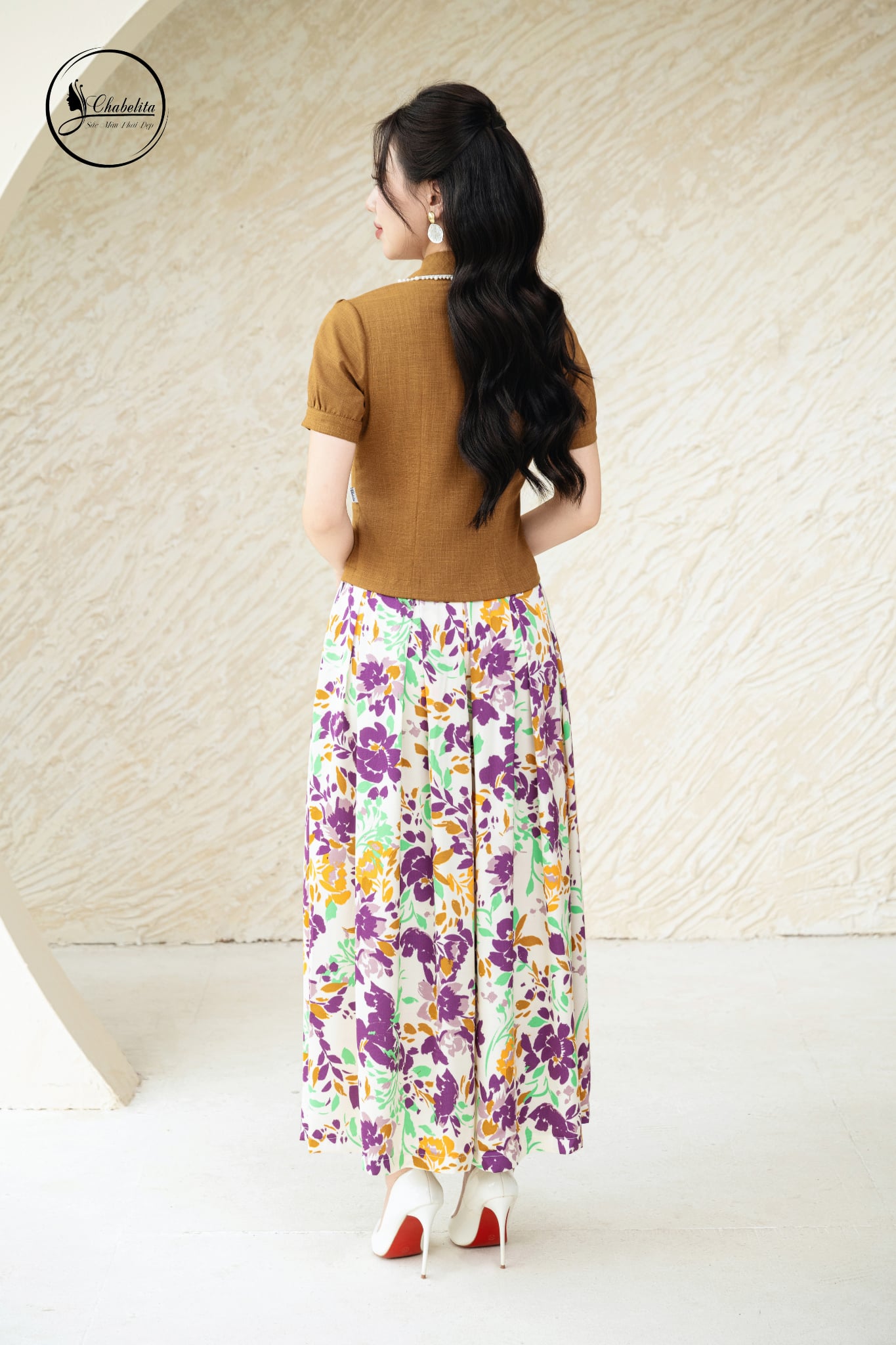 Áo sơ mi cổ vest phối viền màu nâu