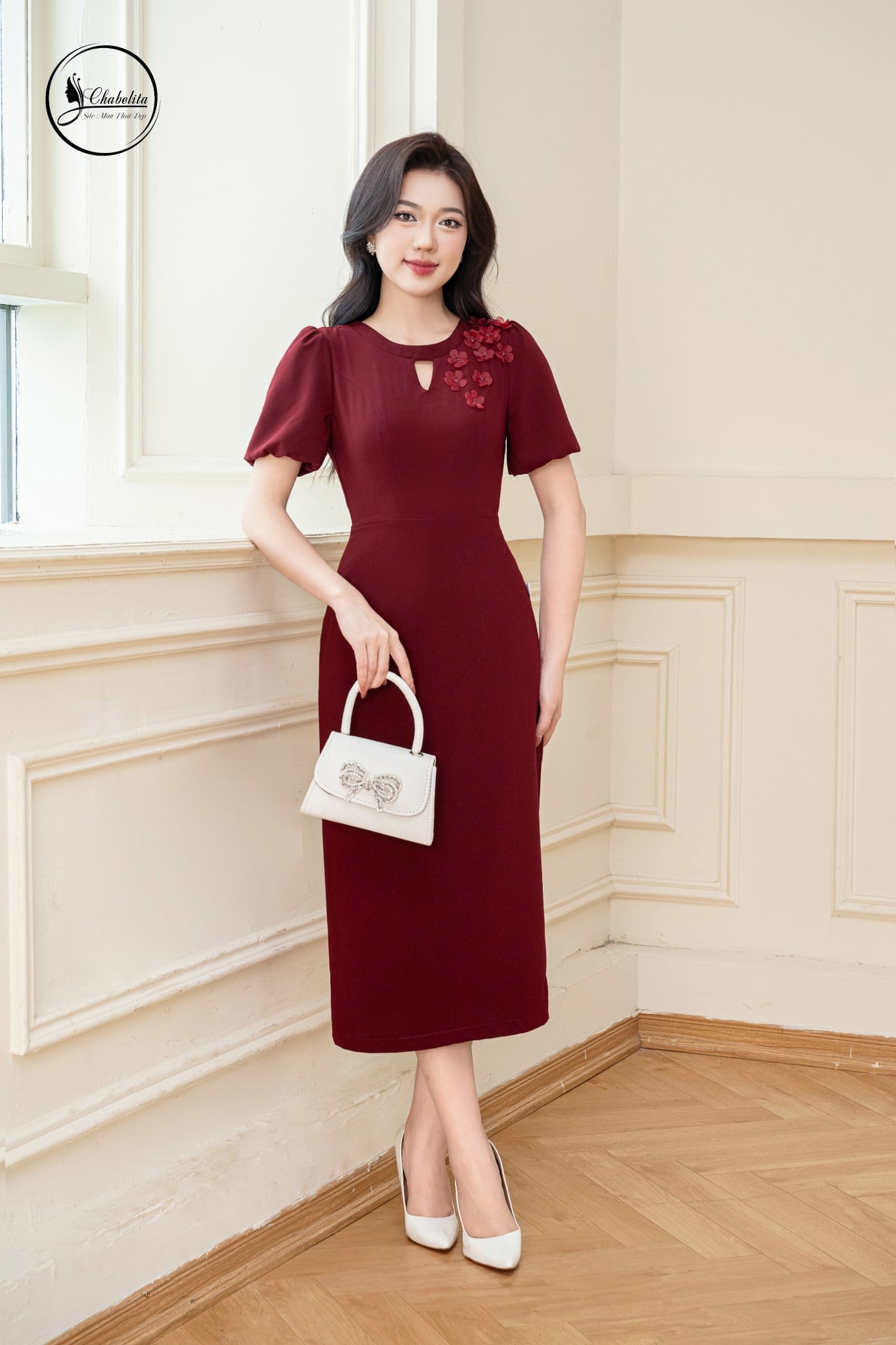 Đầm tay lỡ cổ tròn đính hoa màu đỏ đô