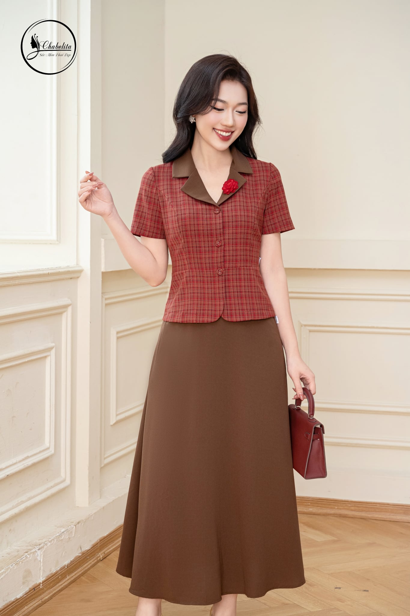 Áo kẻ cổ phối màu đỏ