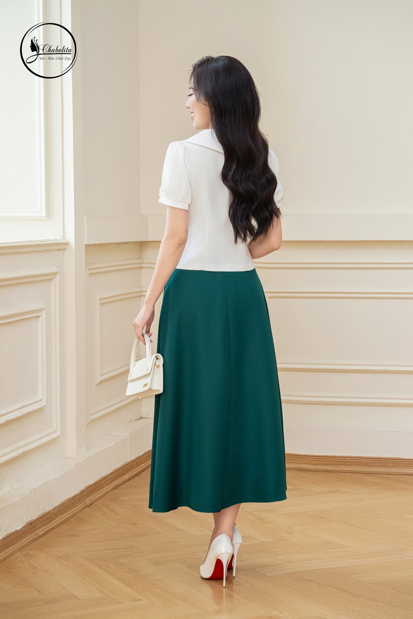 Áo sơ mi cổ vest đính hoa tay lỡ màu trắng