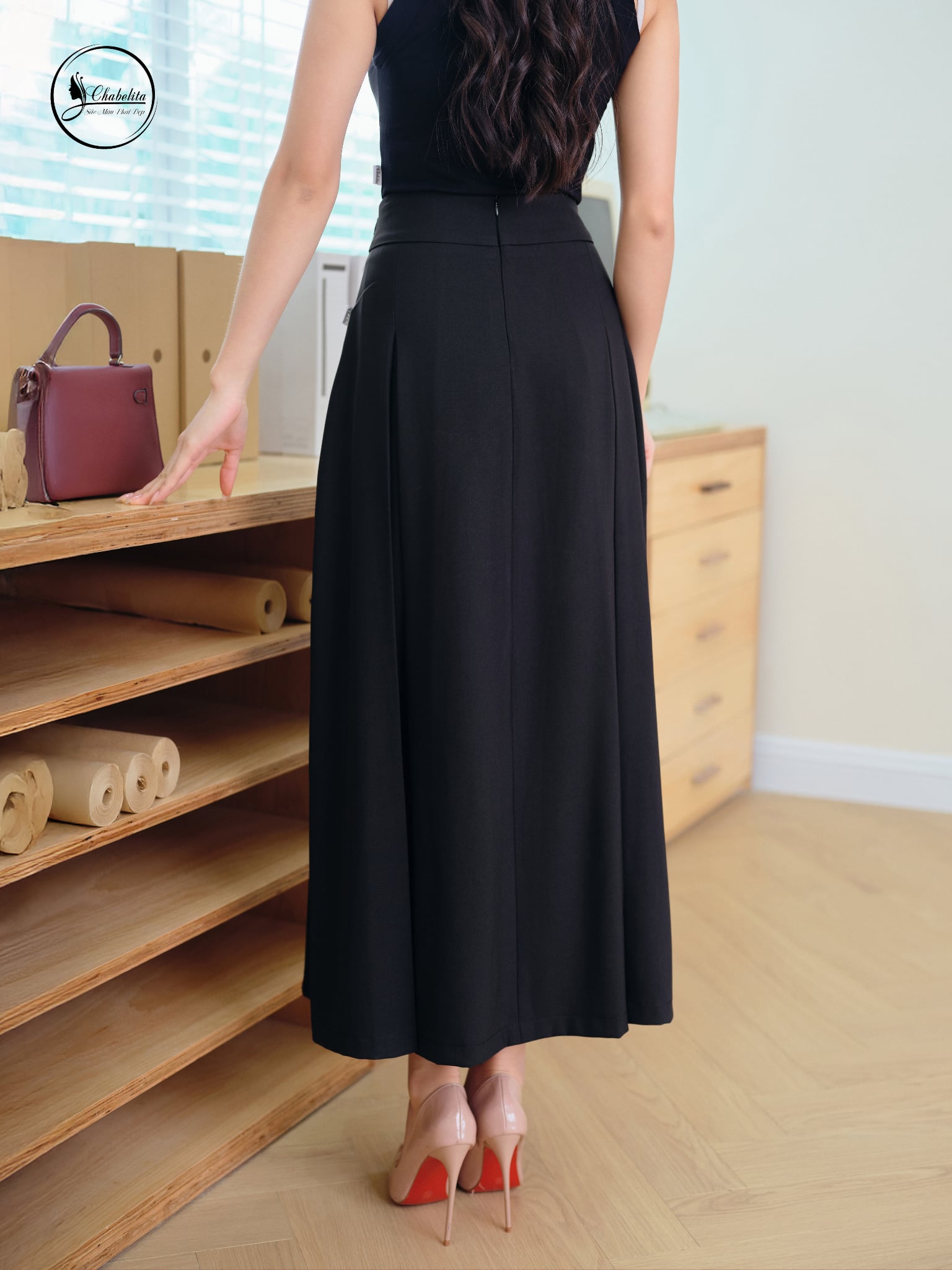 Chân váy xòe cạp cách điệu màu đen