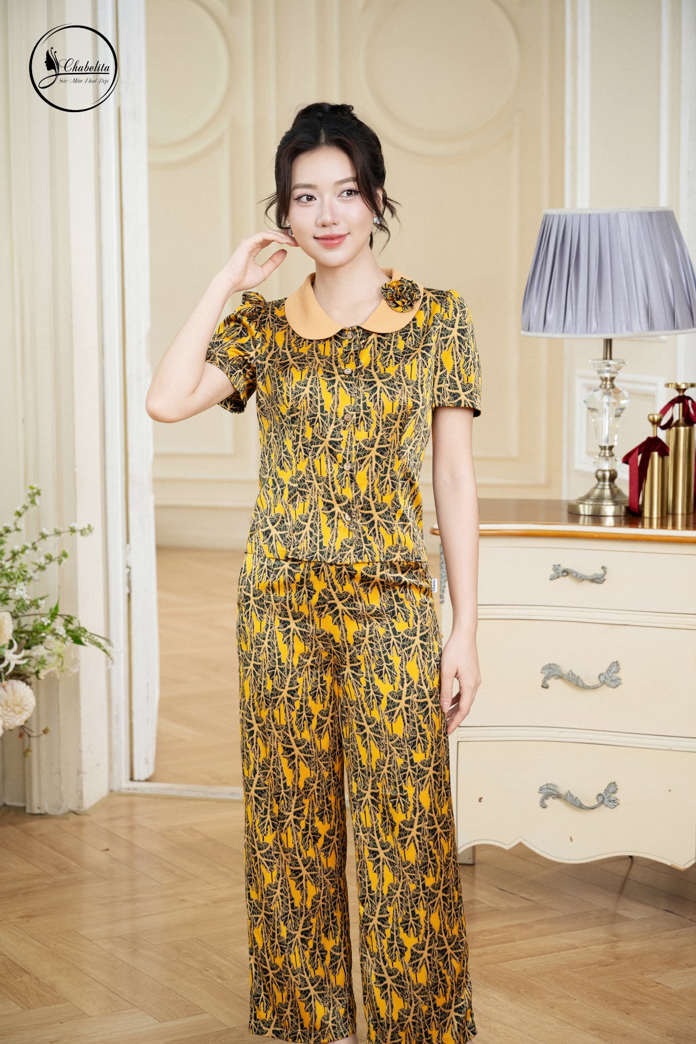 Sét bộ họa tiết áo cổ sen đính hoa màu vàng