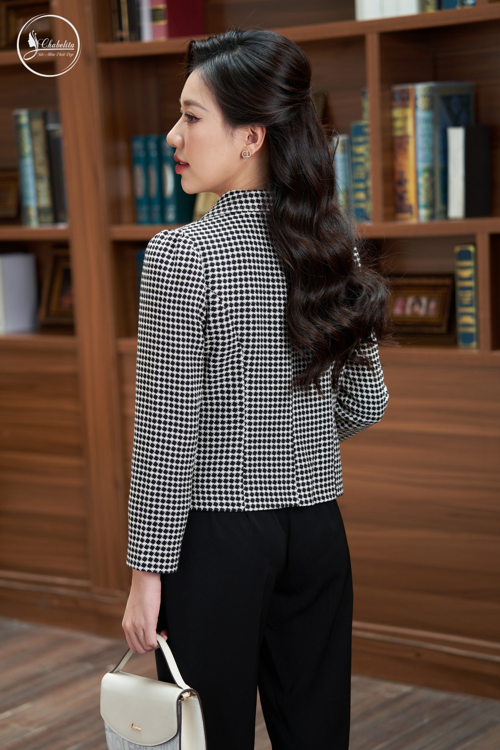 Áo vest cổ bẻ 2 khuy màu đen