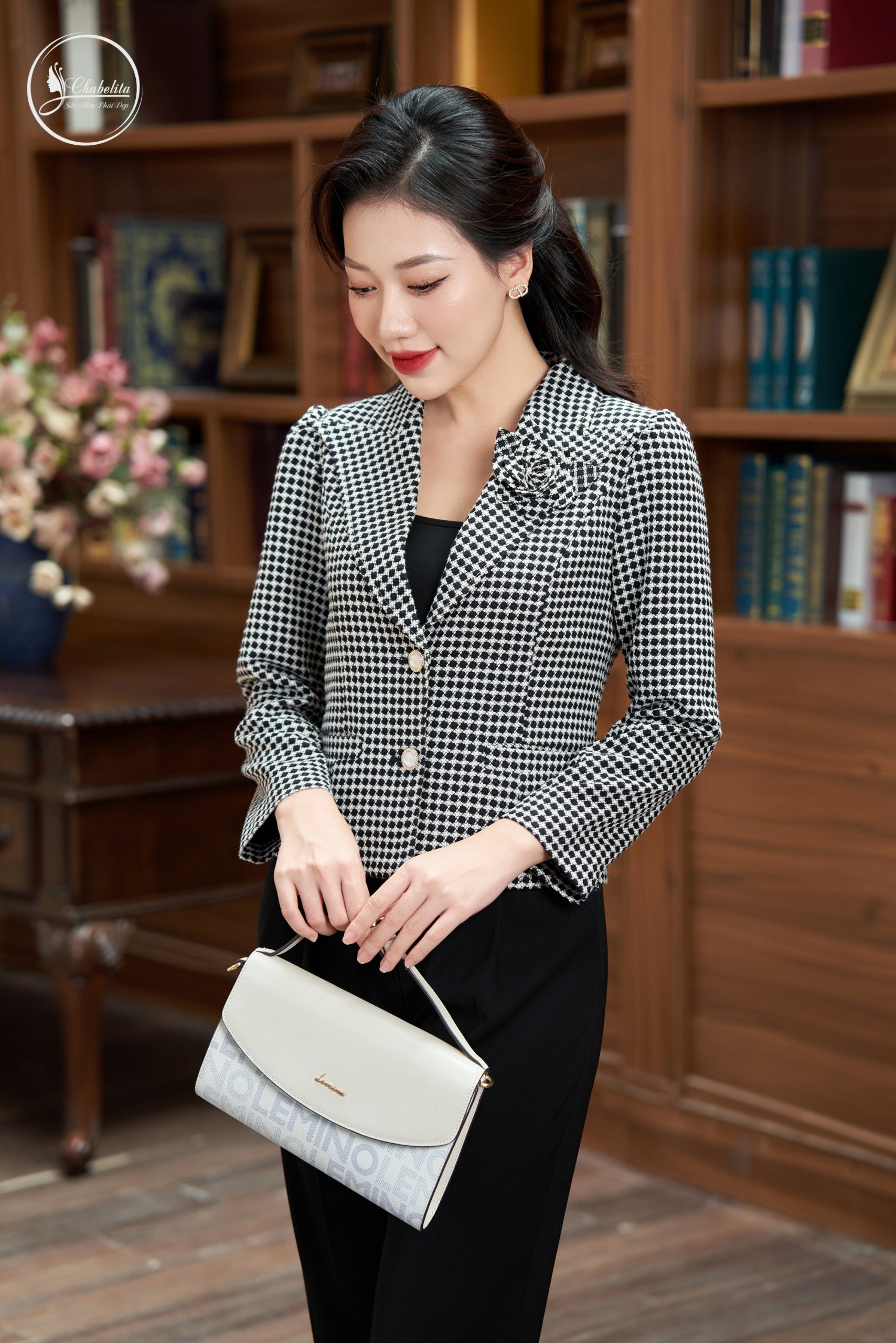 Áo vest cổ bẻ 2 khuy màu đen