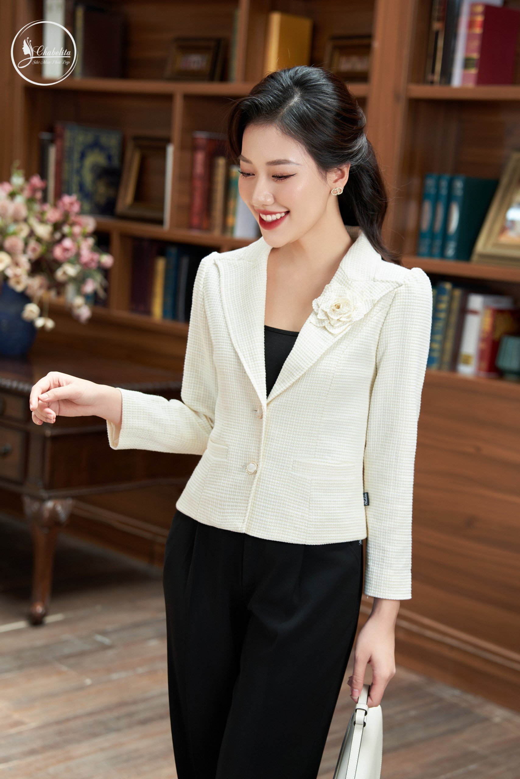 Áo vest cổ bẻ 2 khuy màu trắng