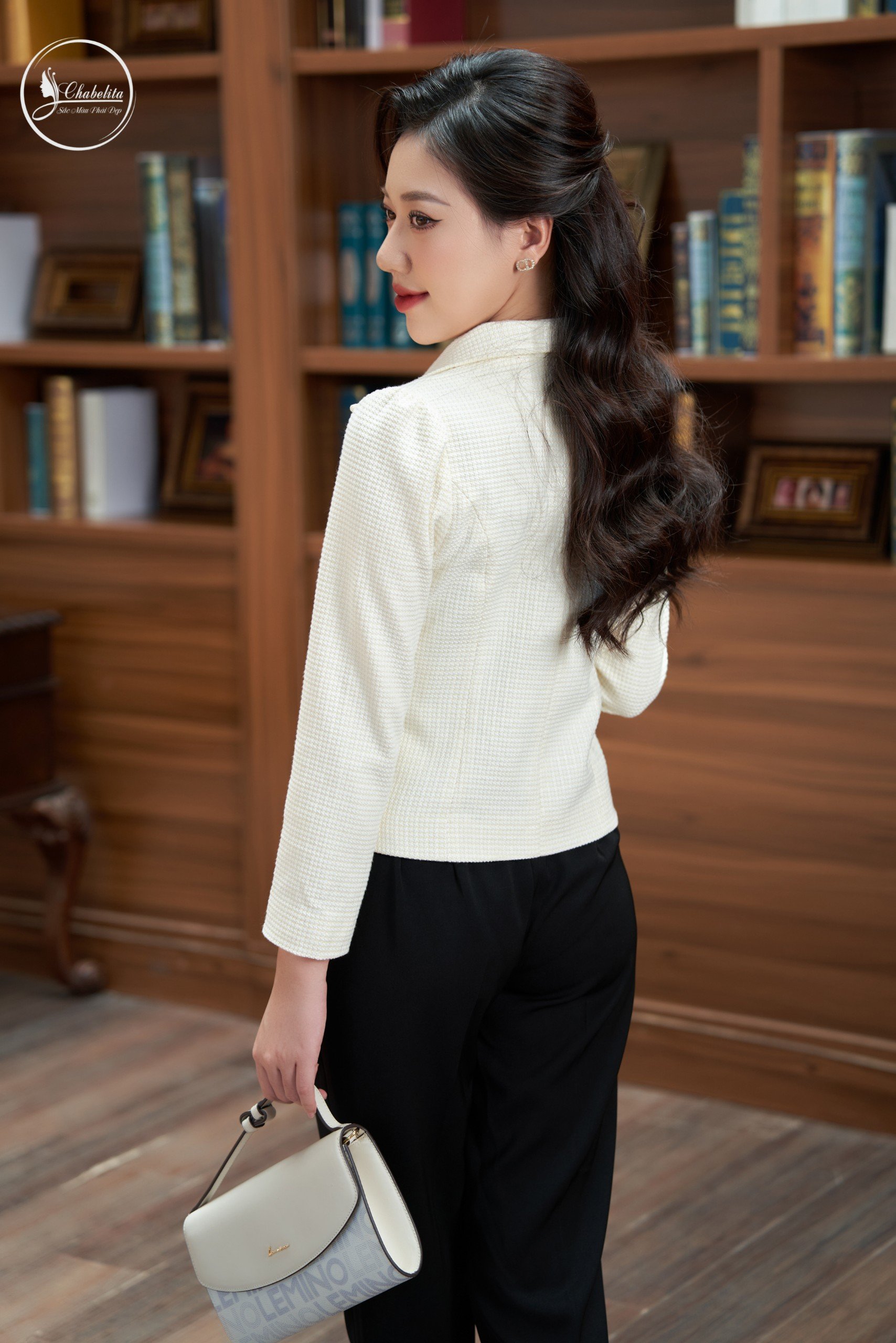 Áo vest cổ bẻ 2 khuy màu trắng