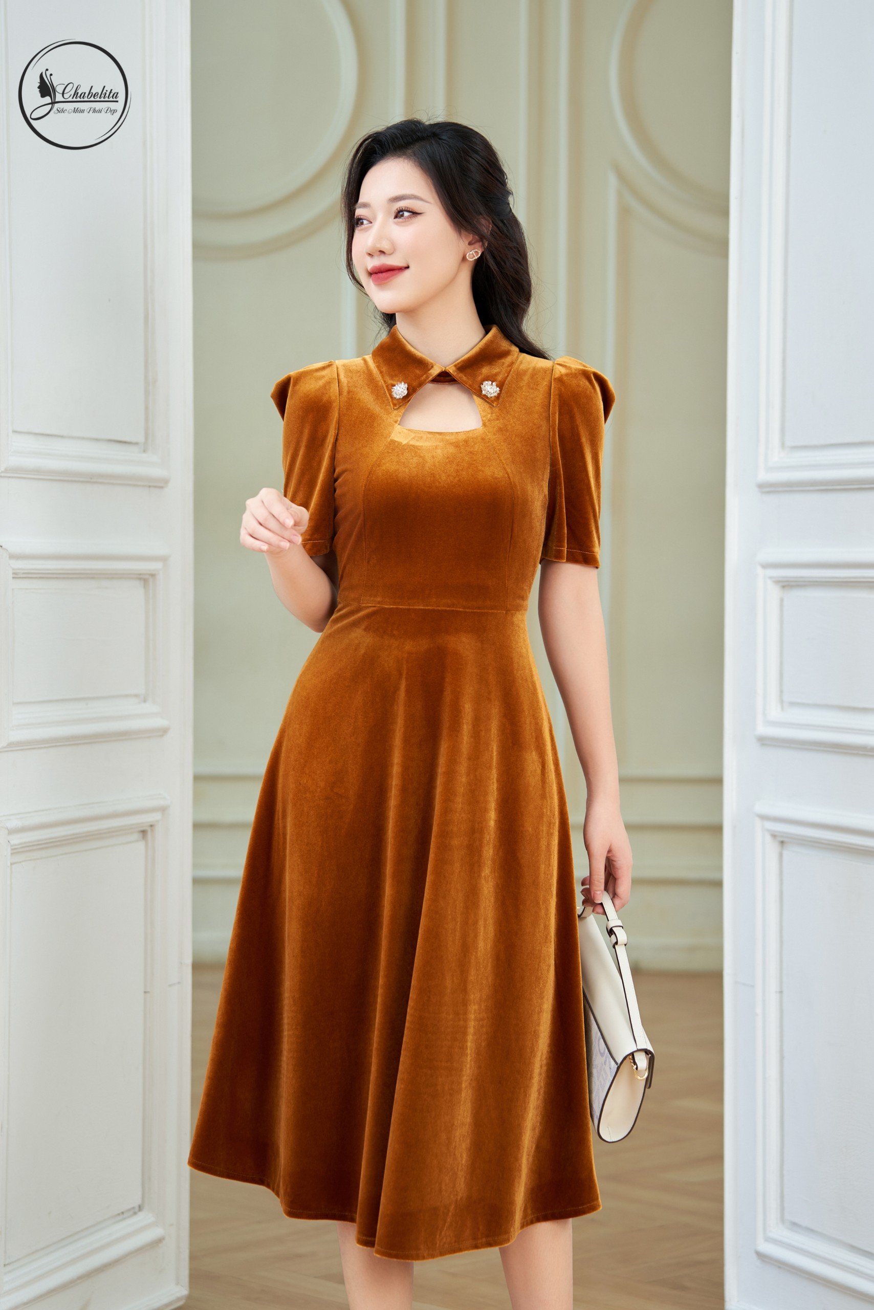 Đầm nhung khuyết cổ màu vàng mơ