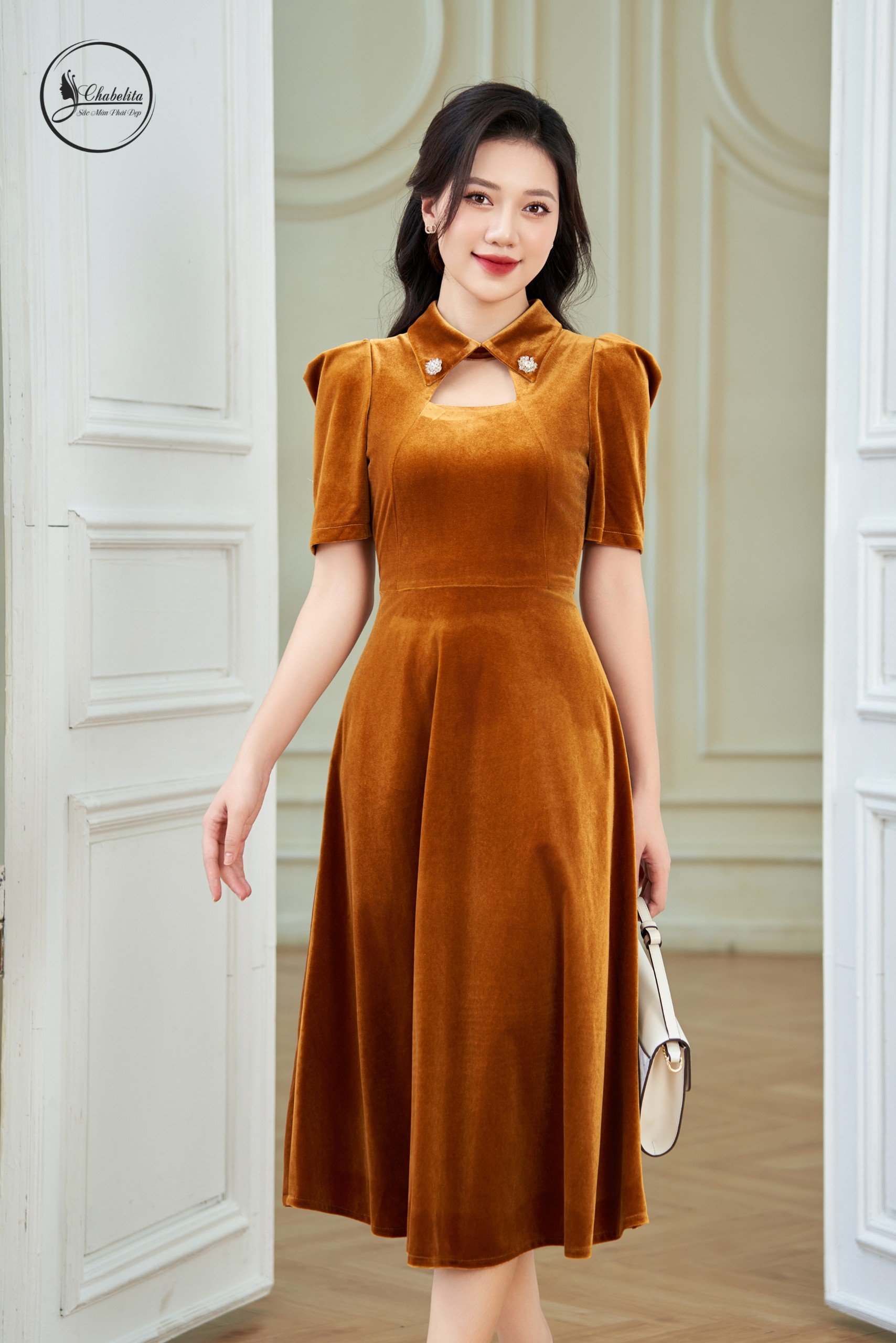 Đầm nhung khuyết cổ màu vàng mơ