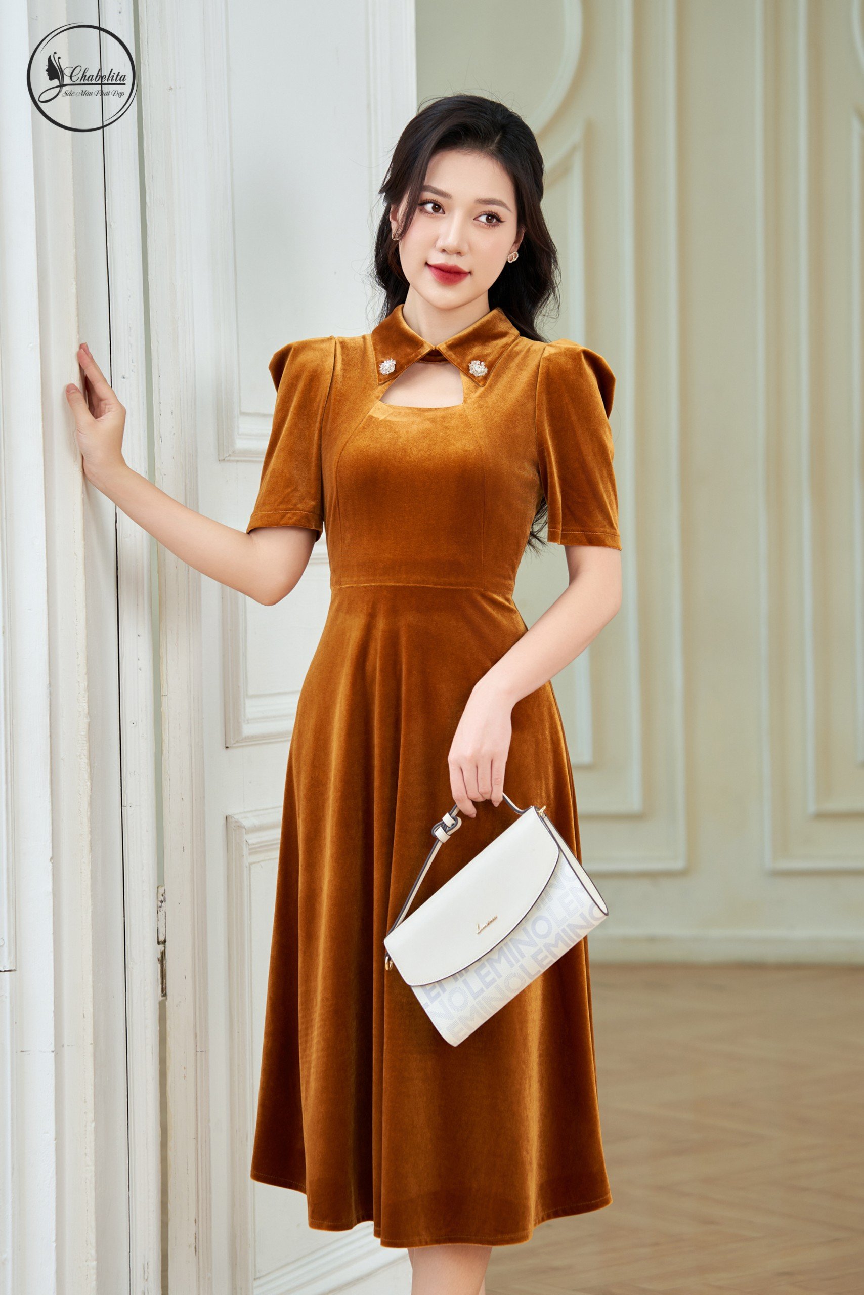 Đầm nhung khuyết cổ màu vàng mơ