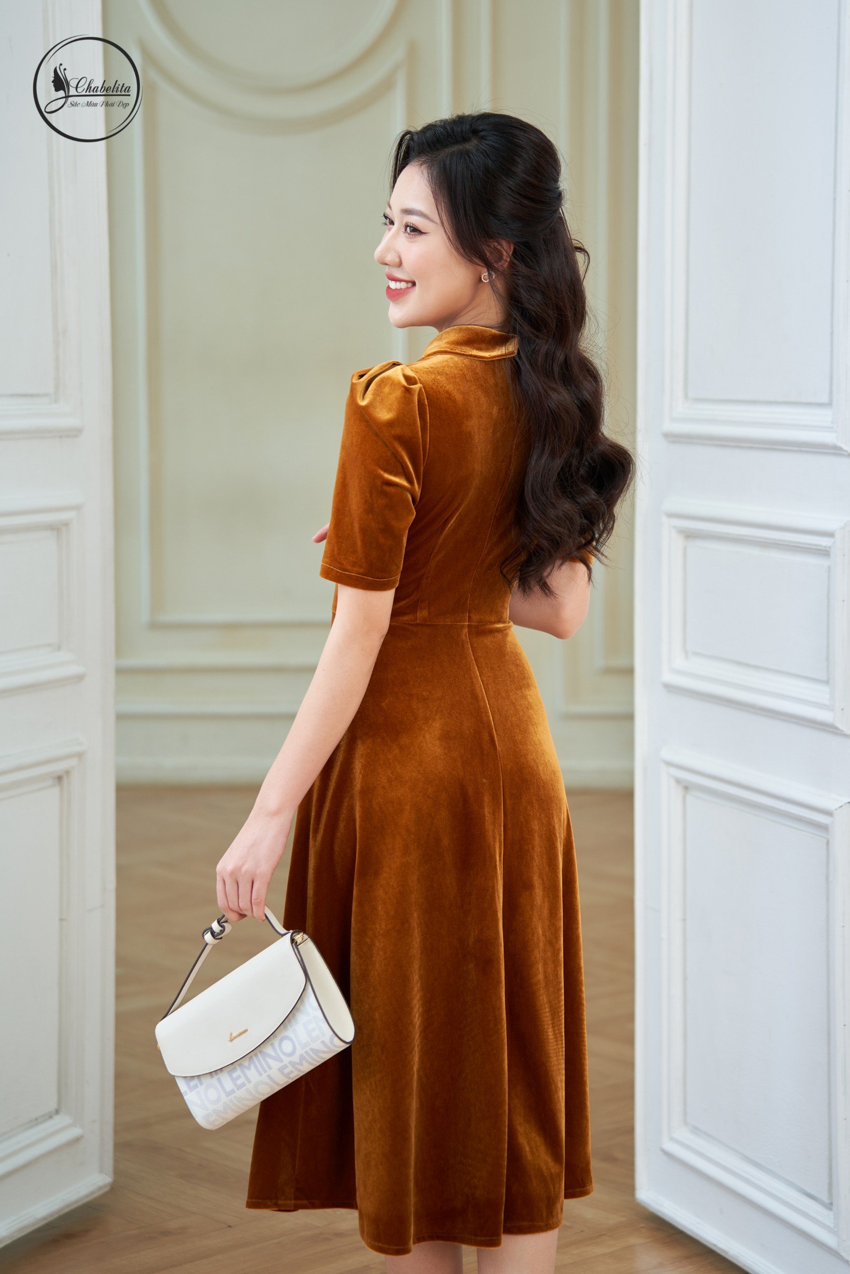 Đầm nhung khuyết cổ màu vàng mơ