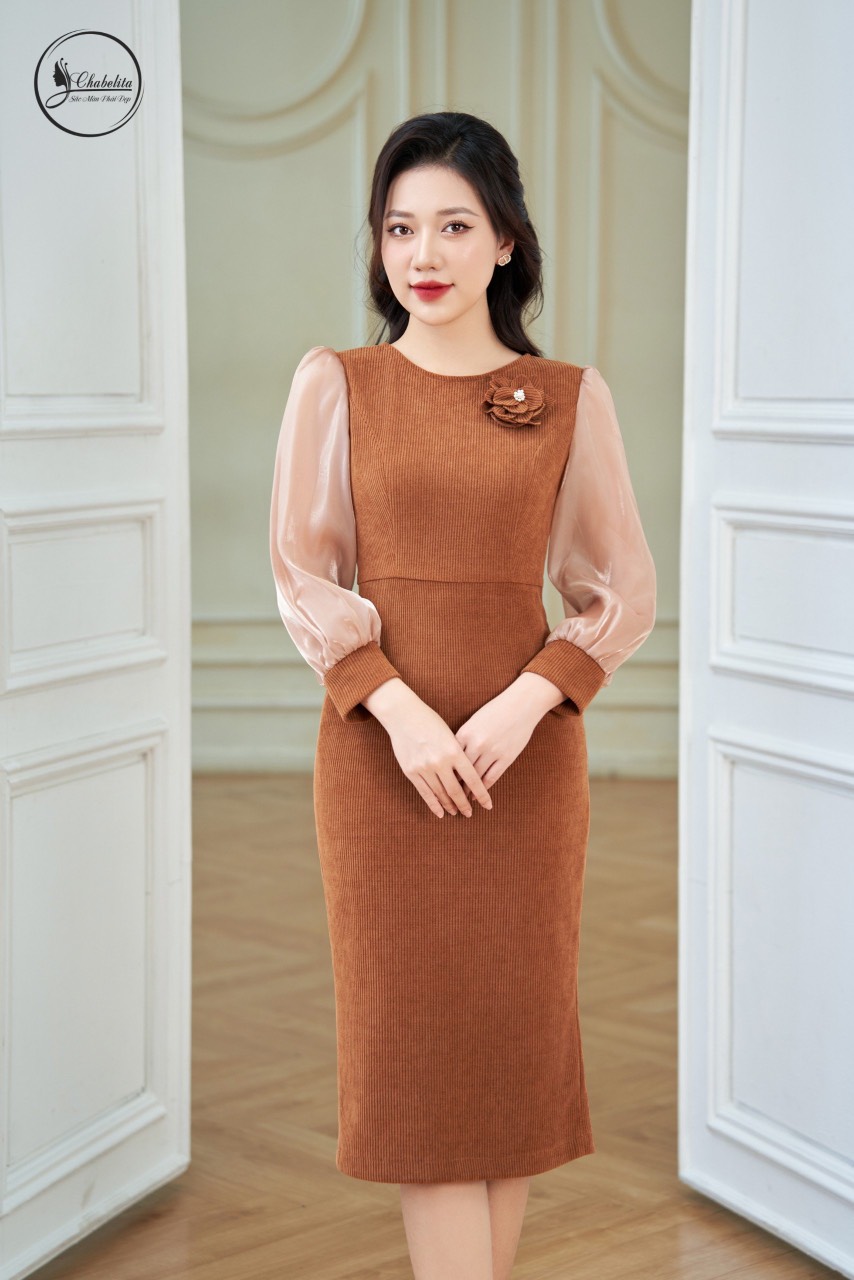 Đầm nhung ôm phối hoa ngực màu nâu