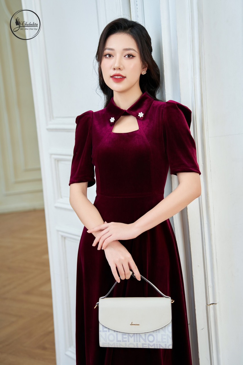 Đầm nhung khuyết cổ màu mậm
