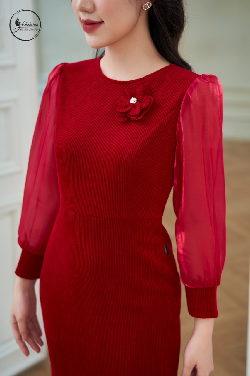 Đầm nhung ôm phối hoa ngực màu đỏ